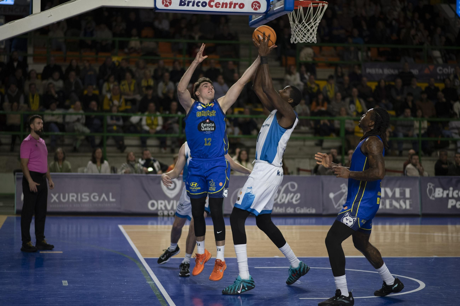 Galería | El Pazo se llena de Navidad en la primera derrota del COB como local