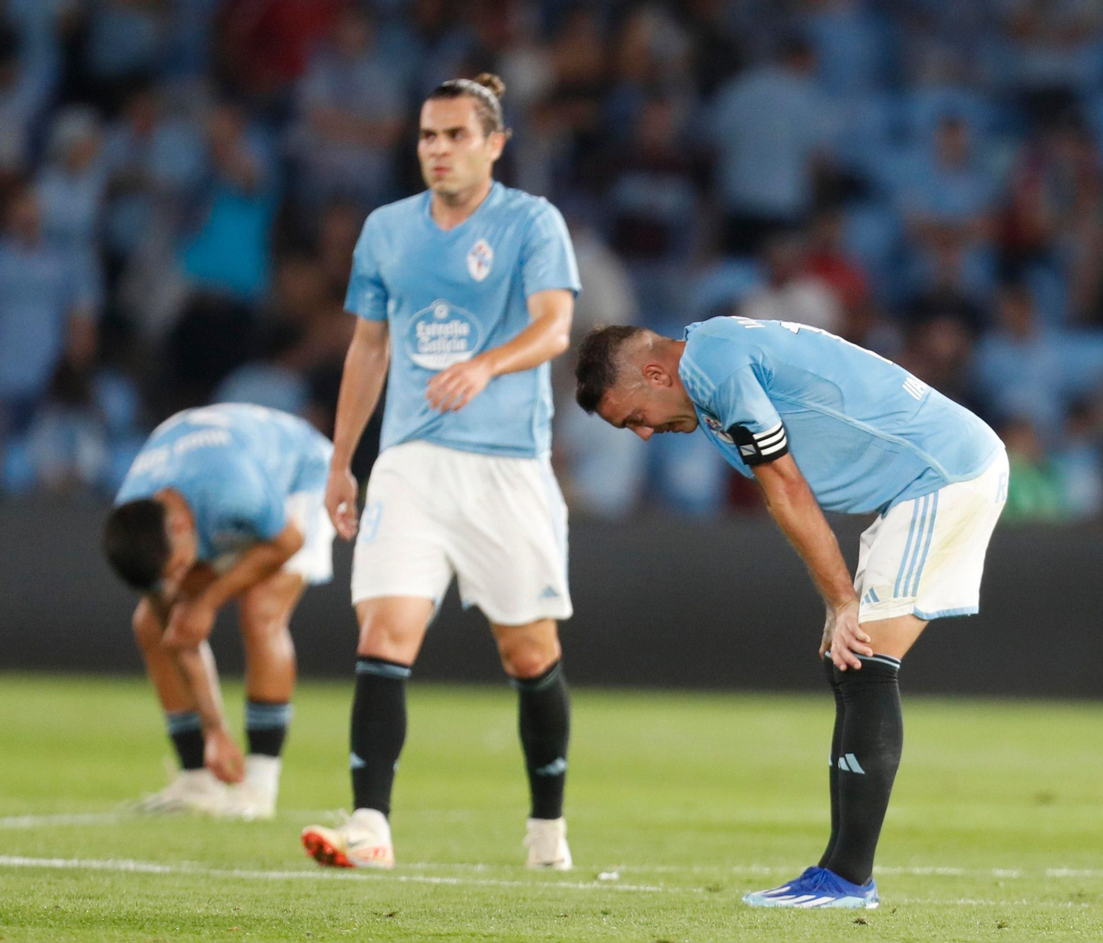 Aspas, Miguel y Sotelo, al fondo, al final del partido.