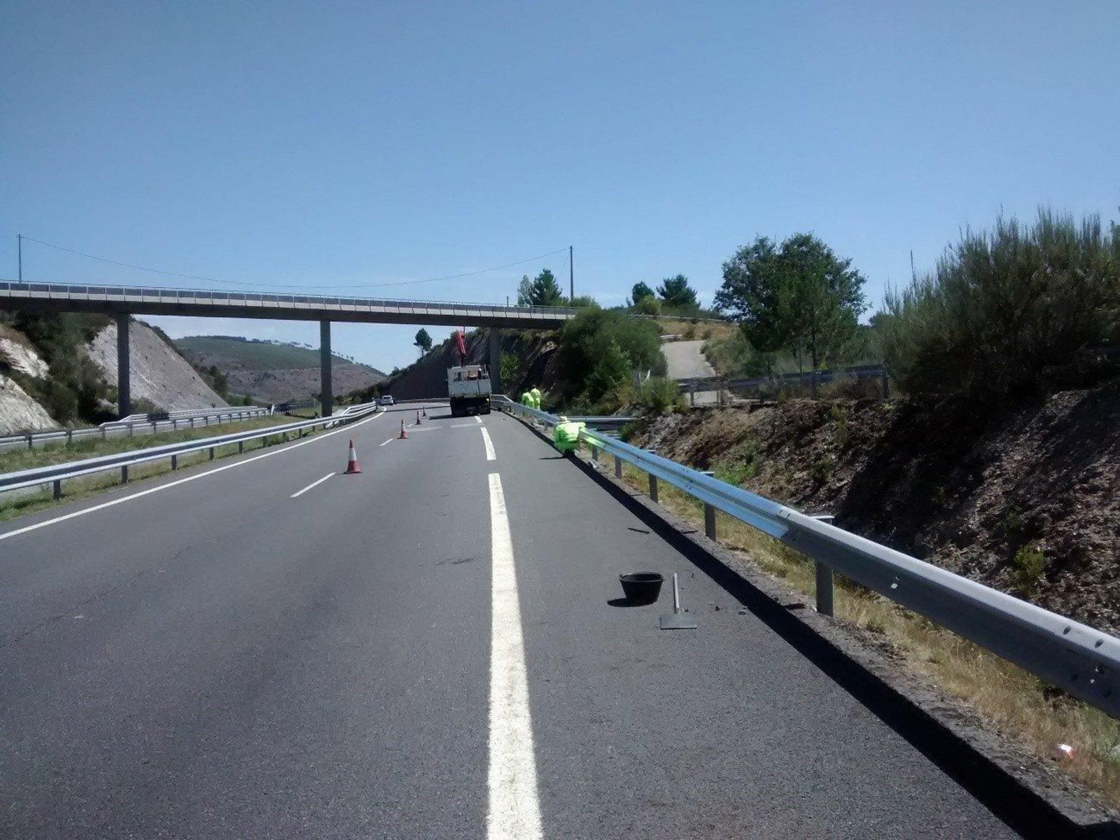 Trabajos en una barrera de seguridad de la A-52.