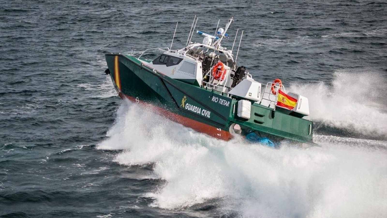 La embarcación en las pruebas de mar en la Ría de Vigo. // AISTER