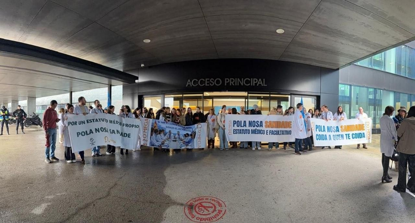Manifestación de médicos a las puertas del Hospital Álvaro Cunqueiro, este lunes.