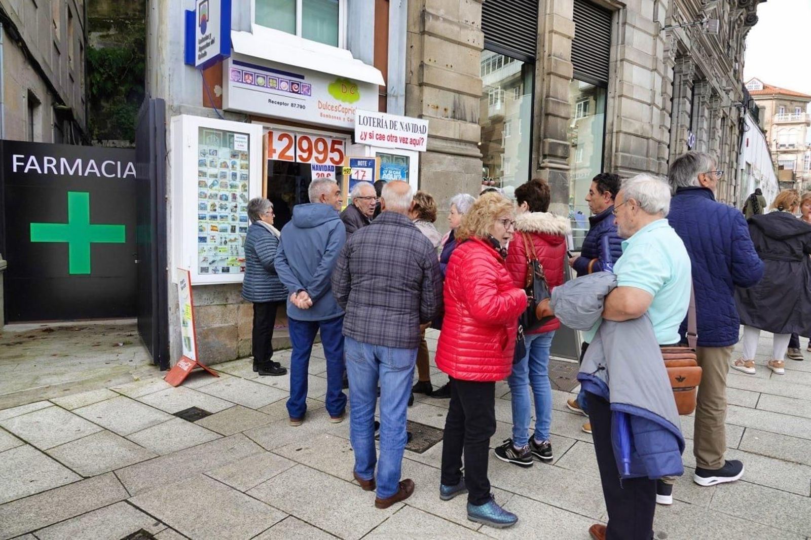 Personas haciendo cola para comprar Lotería de Navidad en una administración de Vigo. // Vicente Alonso