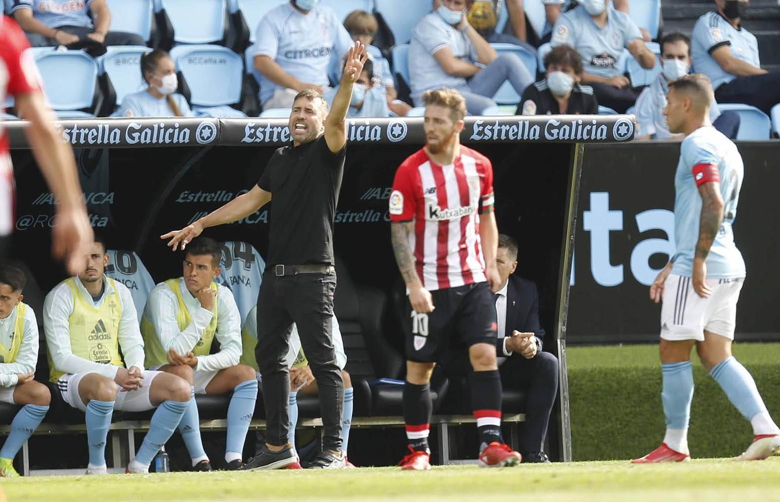 Eduardo Coudet da instrucciones a sus jugadores en el choque de ayer.
