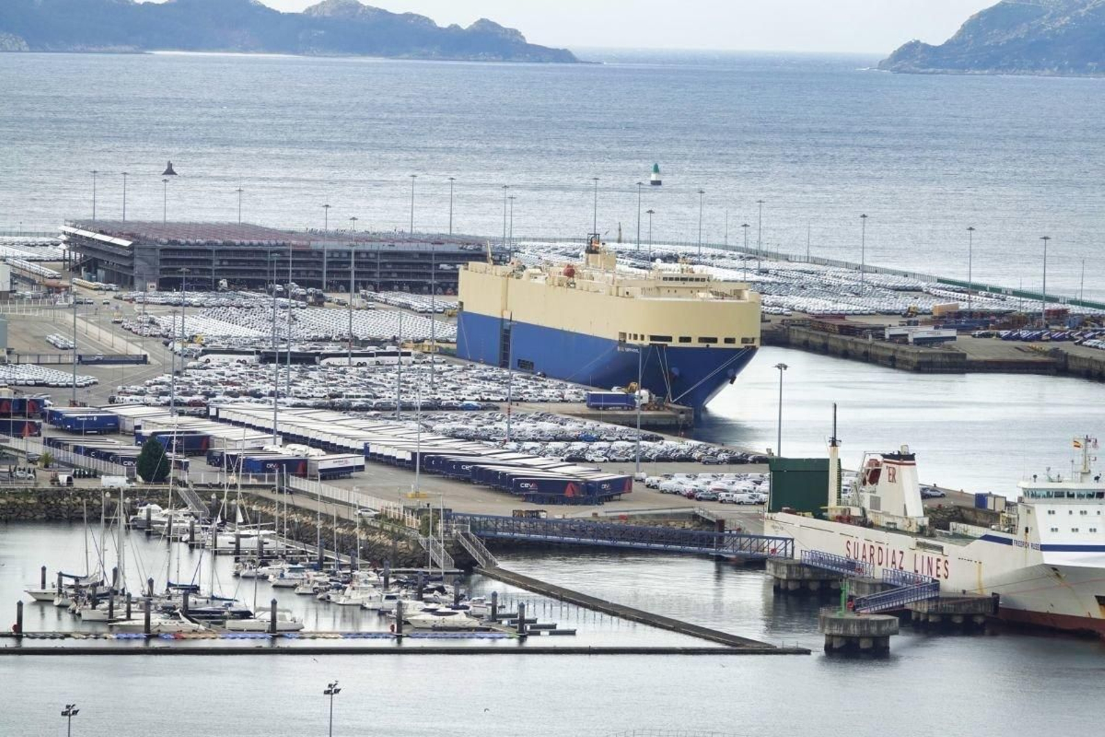 El Puerto de Vigo en Bouzas con los vehículos de Stellantis listos para la exportación.