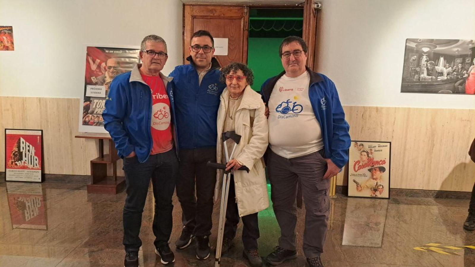 Asunción Arias con voluntarios de Discamino, con los que compartió peregrinación.