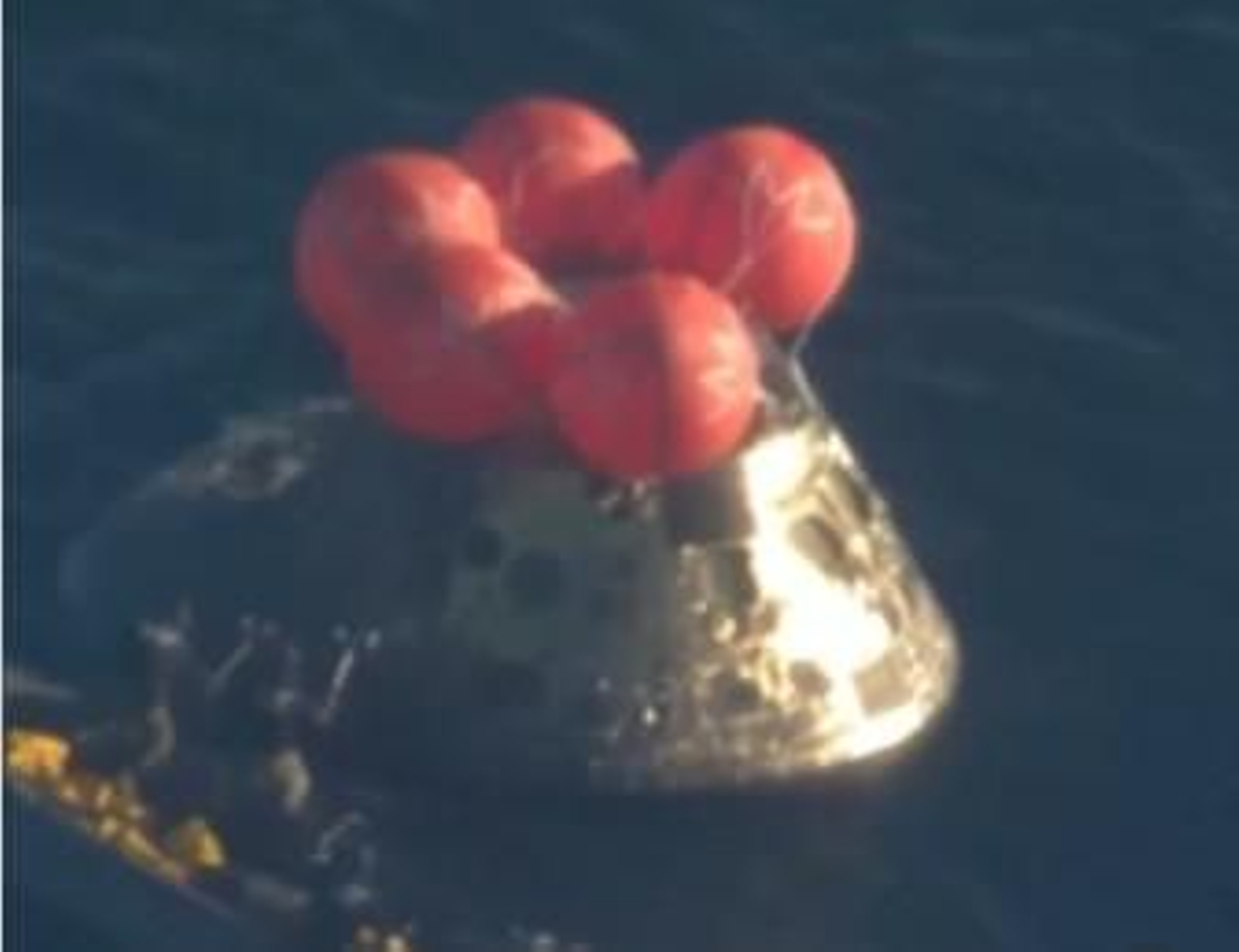 La cápsula impacta suavemente sobre el agua.