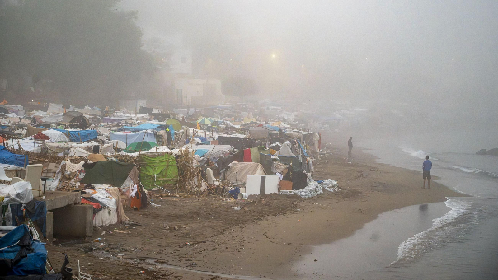 Migrantes en el asentamiento en la playa de El Trampolín