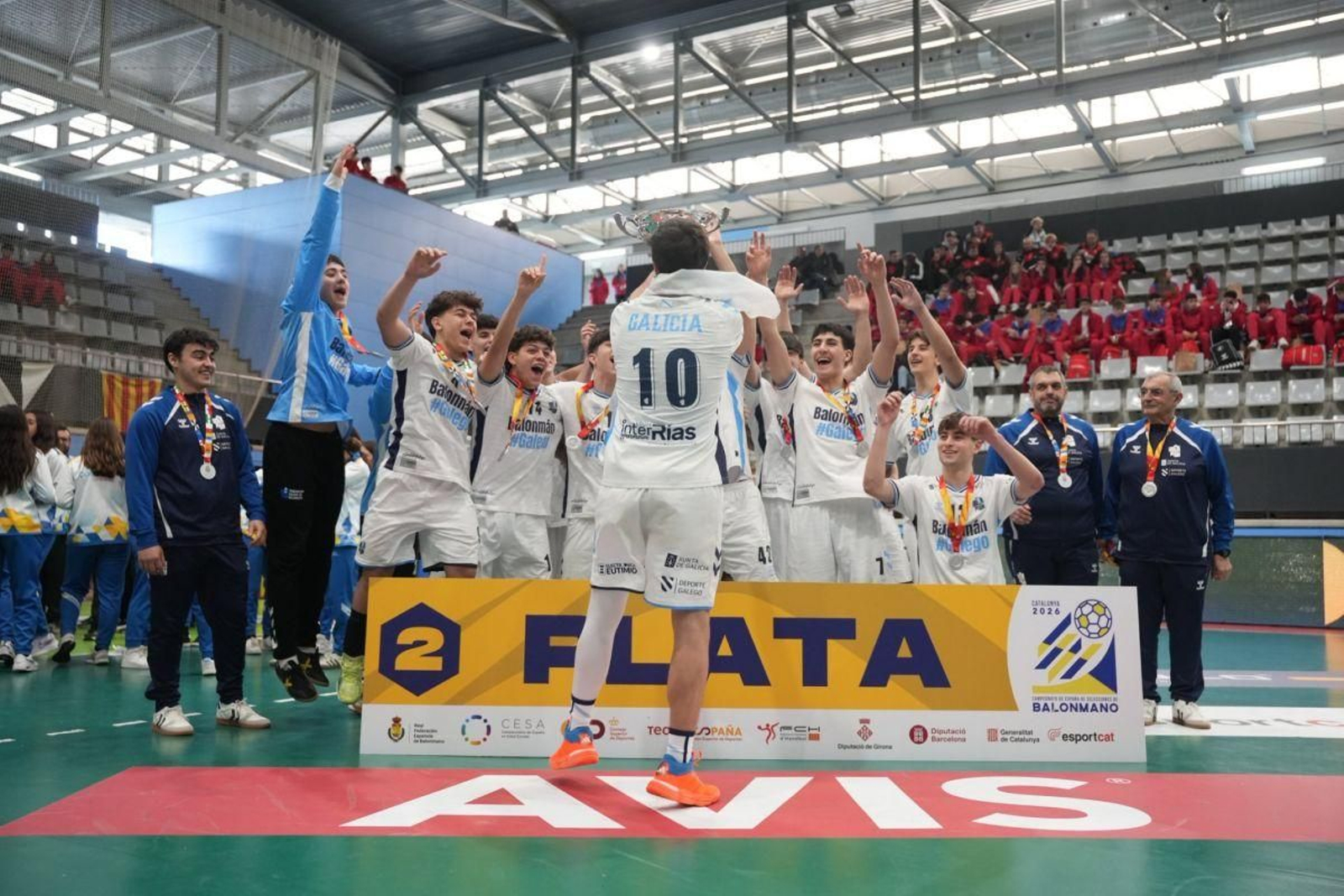 Los juveniles, con el capitán tudense Roque Estévez al frente, celebran su plata.
