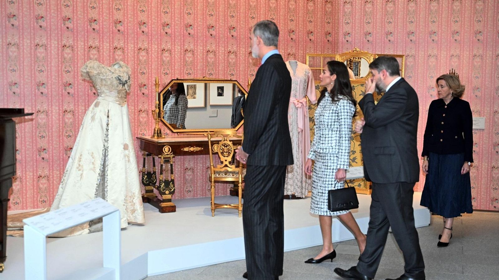 EuropaPress 7141980 rey felipe reina letizia inauguracion exposicion reina victoria eugenia