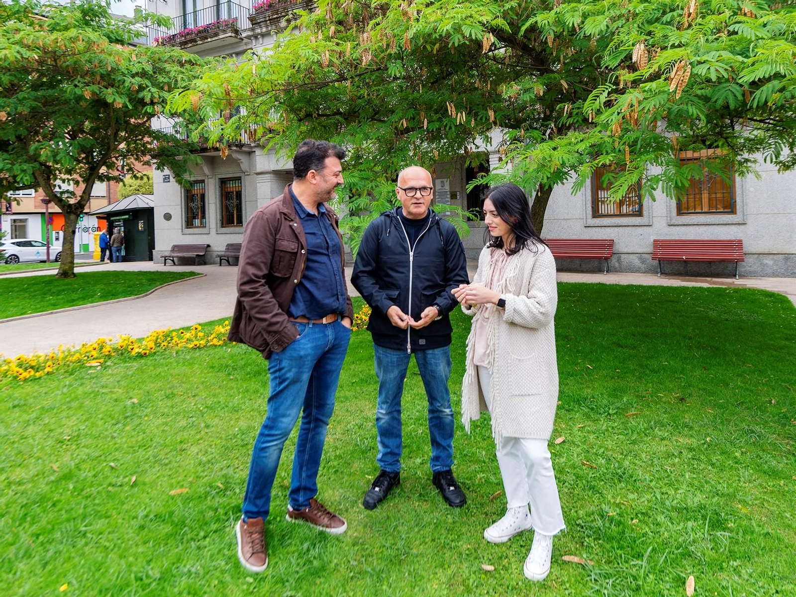 Jacobo Arias, Manuel Baltar y Ainhoa Carracedo en la praza do Concello barquense.