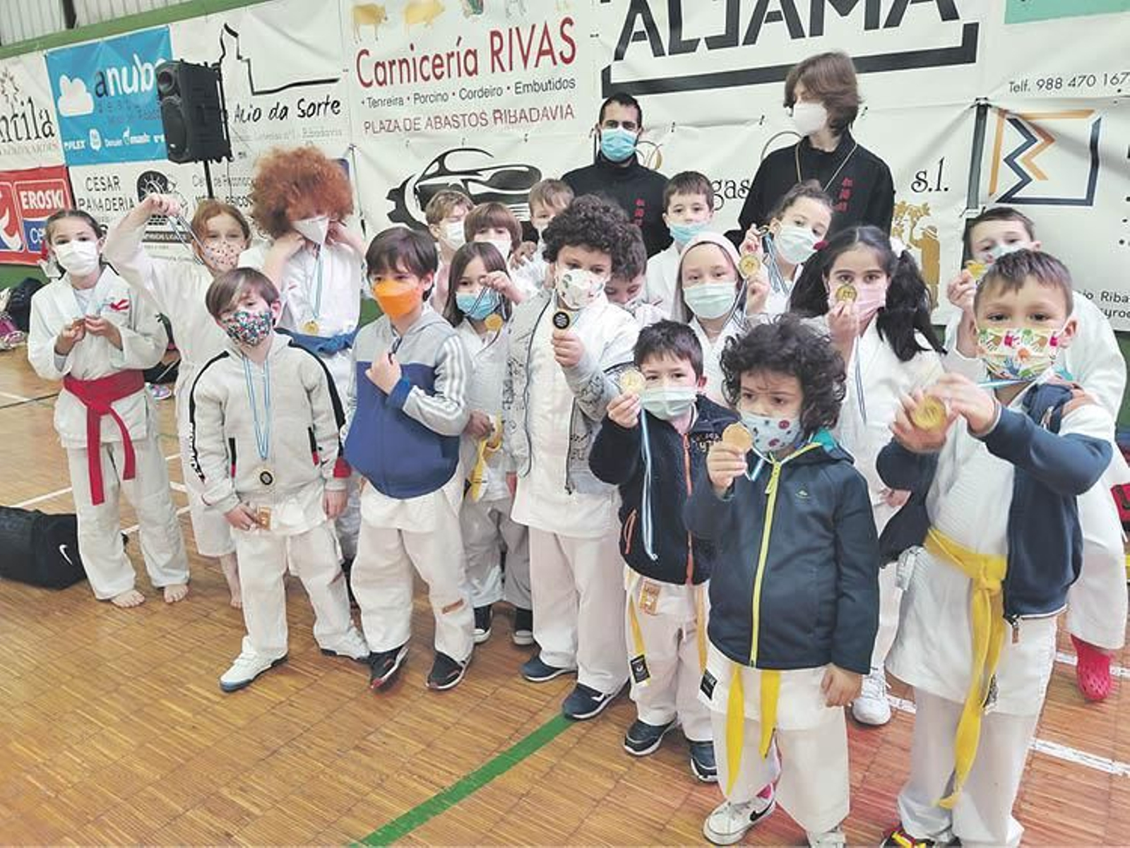 Los jóvenes deportistas del Mizukami, felices con su medallas.