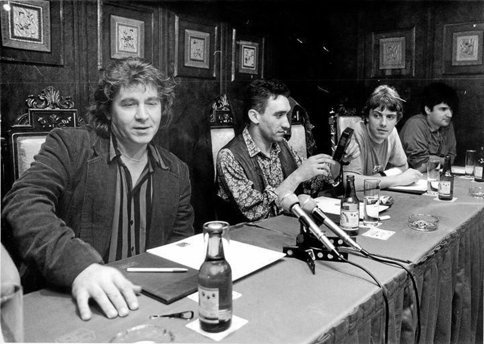 Mike Taylor, Juan Bosco López "el Bosco", Hendrik Roever (Los Del Tonos) y Xurxo Souto (Os Diplomáticos de Monte Alto), presentaron el concierto benéfico.