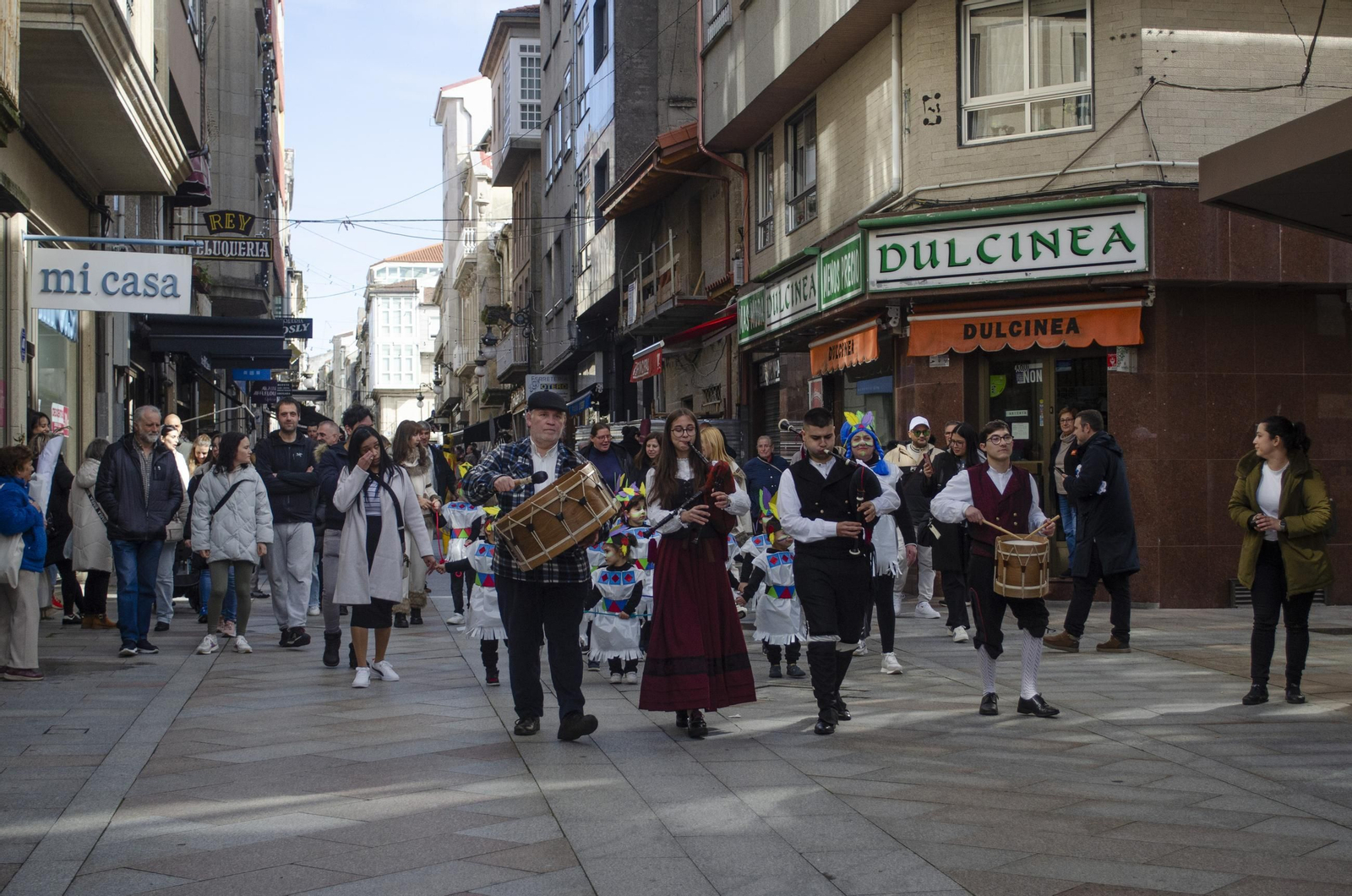 Galería | Las calles de Carballiño se llenan de color con el desfile escolar de Entroido