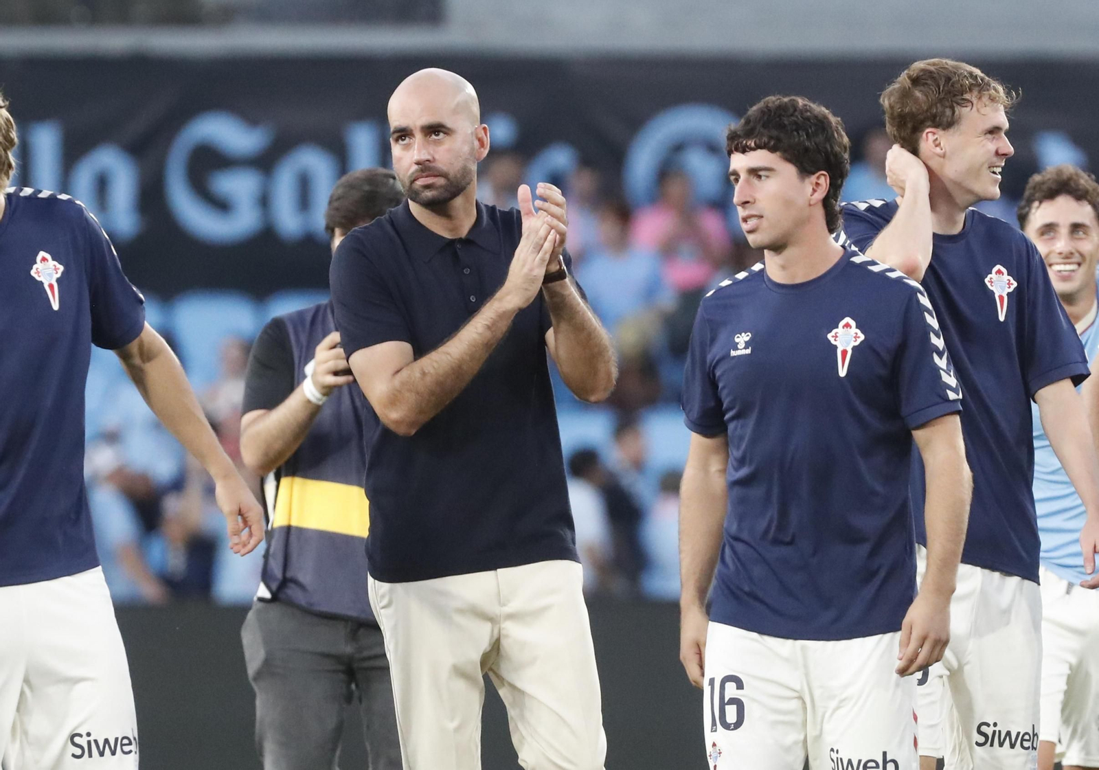 Claudio Giráldez aplaude a la afición al final del partido junto al goleador Hugo González.