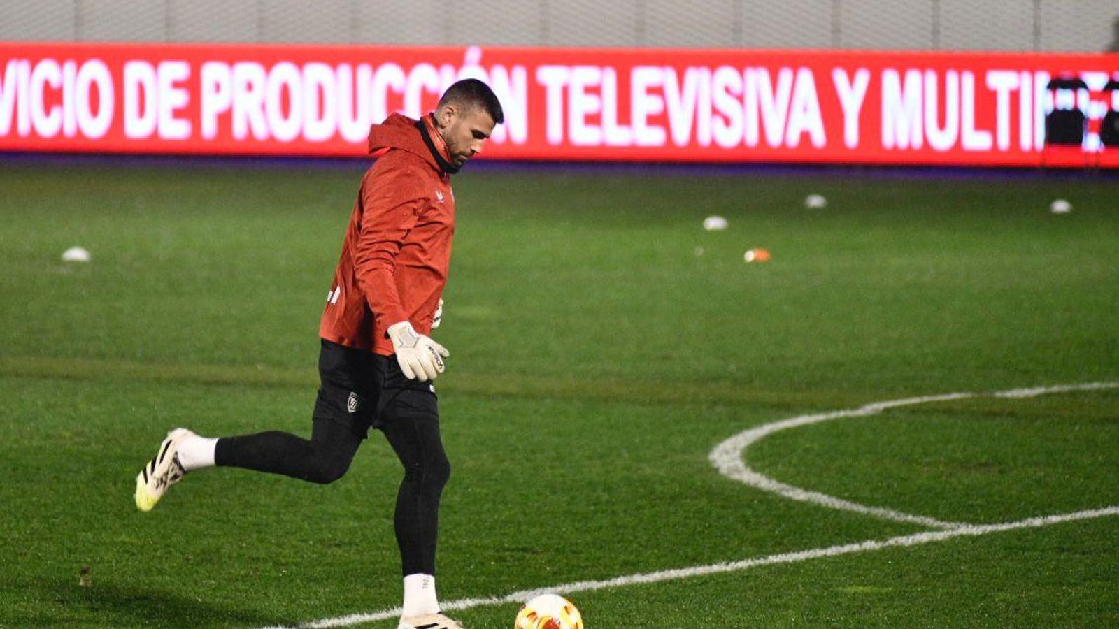 Unai Simón, portero del Athletic Club, durante el calentamiento.