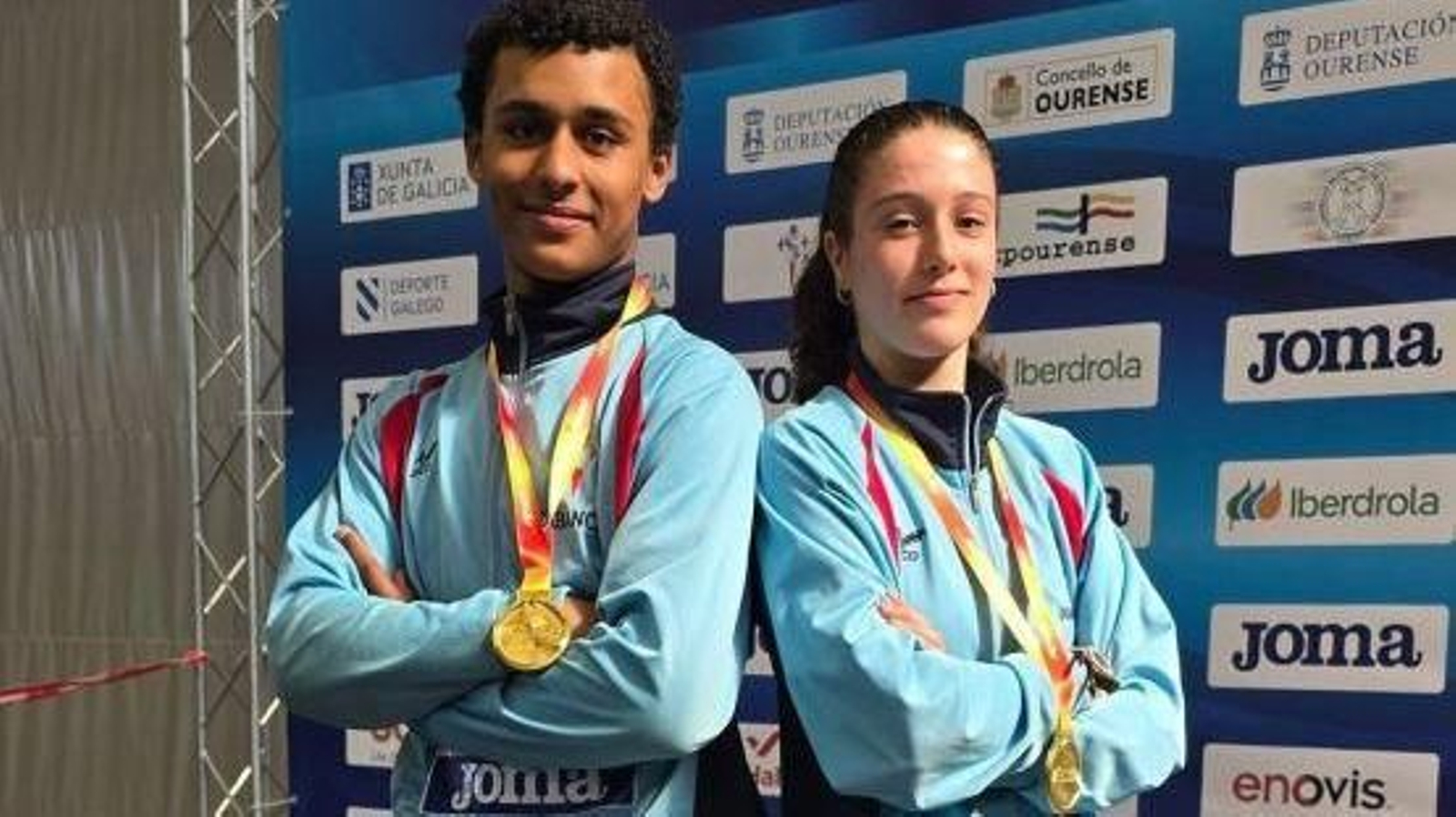 Los célticos Joel Santana y Olivia Gutiérrez, con sus medallas de oro.