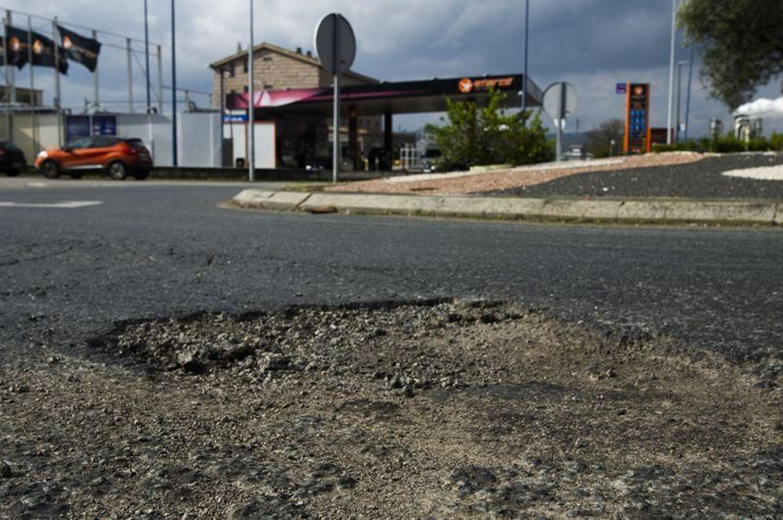 La profundidad de los baches afecta a la conducción diaria de los trabajadores del Polígono (MARTIÑO PINAL).