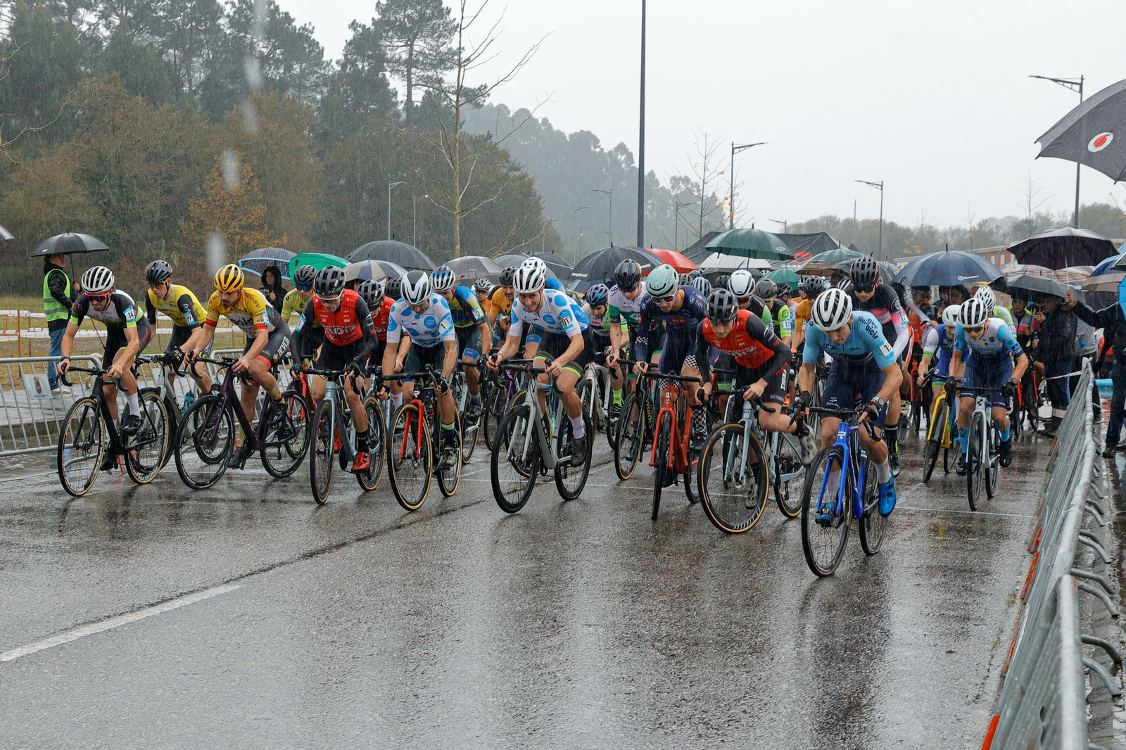 Galería | Más de 200 ciclistas compiten en el trofeo de ciclocross del Concello de Nigrán
