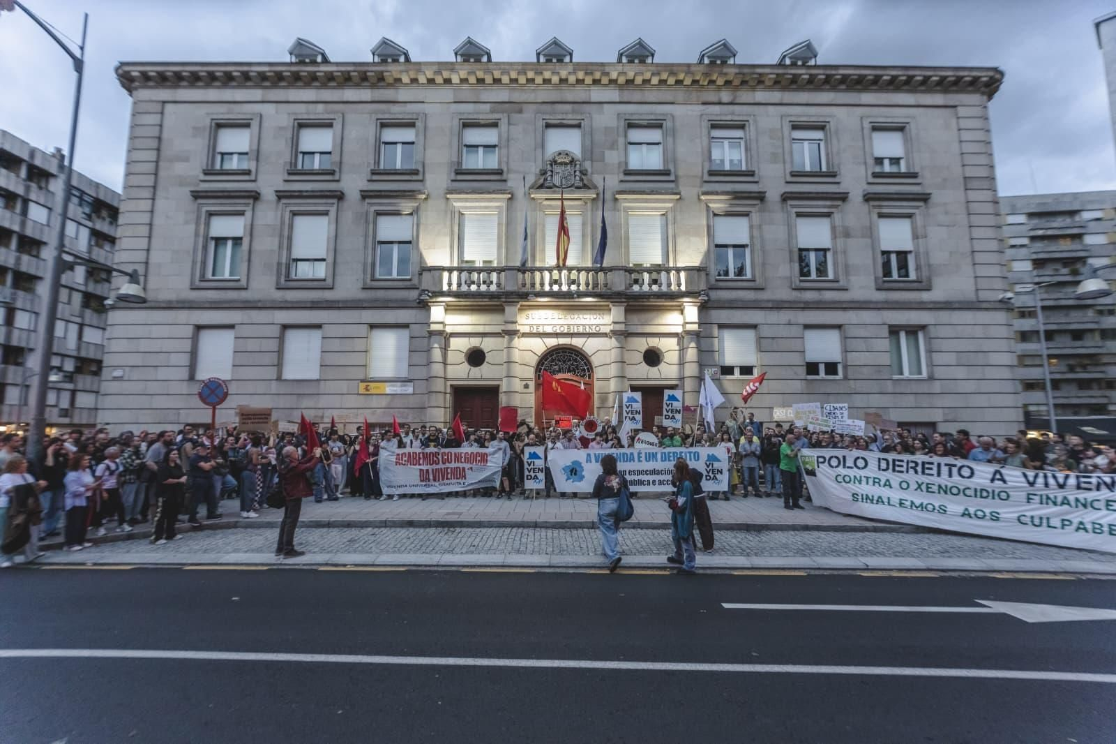 Concentración ante la Subdelegación del Gobierno en Ourense para reclamar soluciones a la crisis de vivienda.