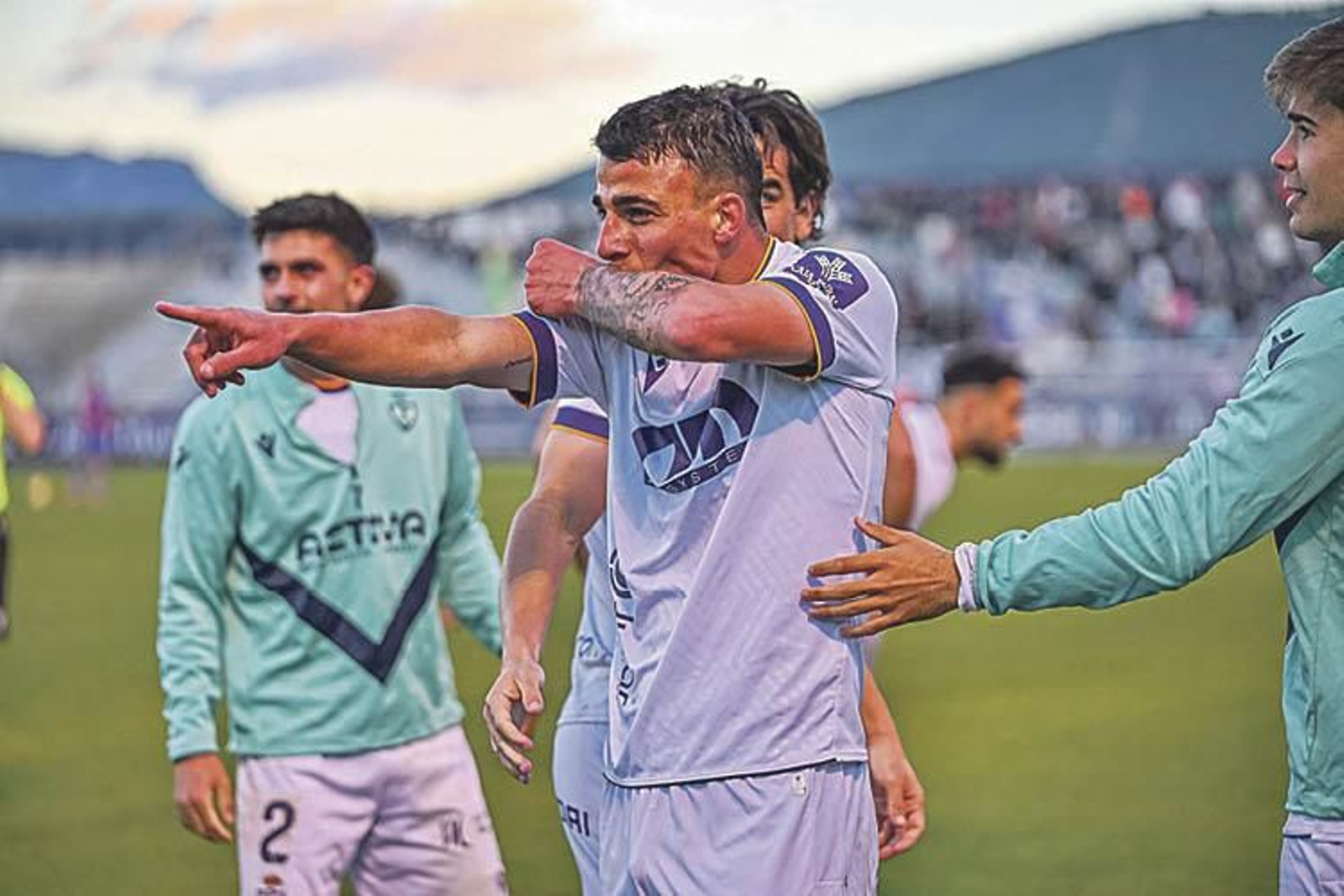 Iván Breñé celebrando un gol con el Real Jaén.