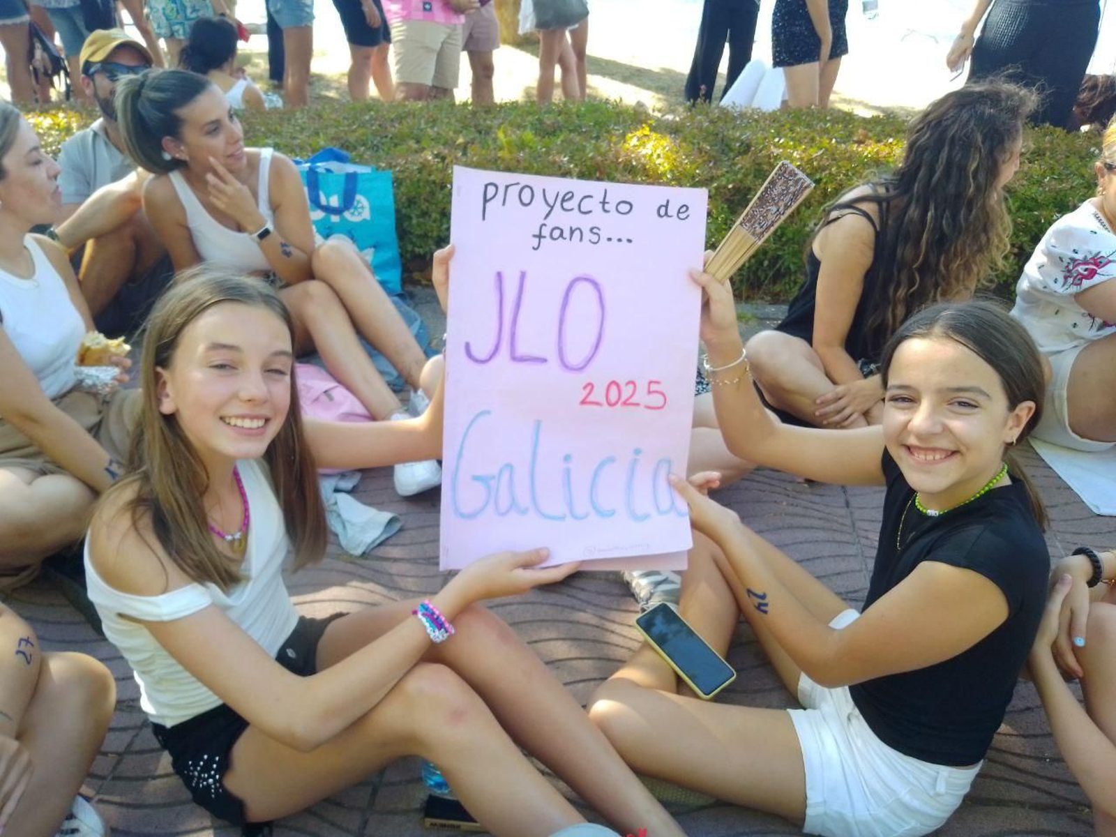 Dos fans de Jennifer López, esperando para ver a su ídolo en Pontevedra.