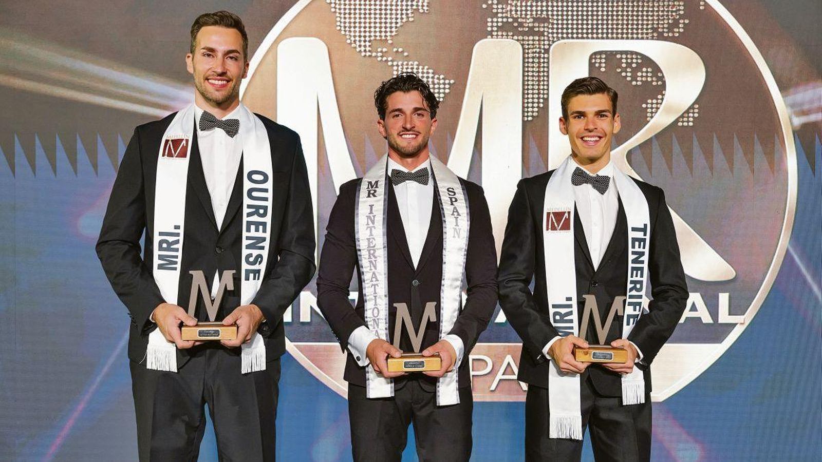 Antón Regal, segundo finalista, (izquierda) con el ganador, Javier Iglesias (centro), y el primer finalista, José García,.