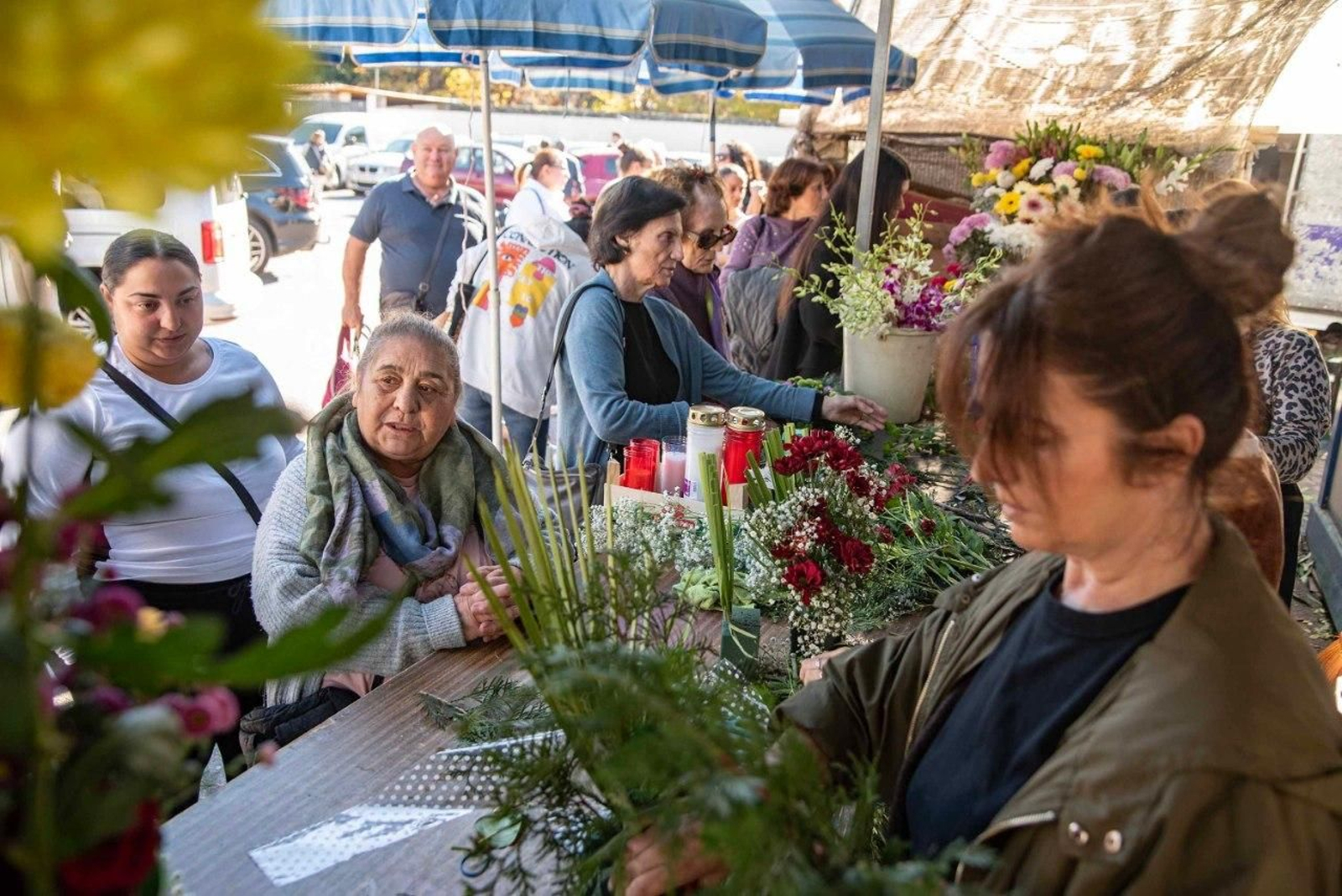 Galería | Los cementerios de Vigo se llenan en el puente de Todos los Santos