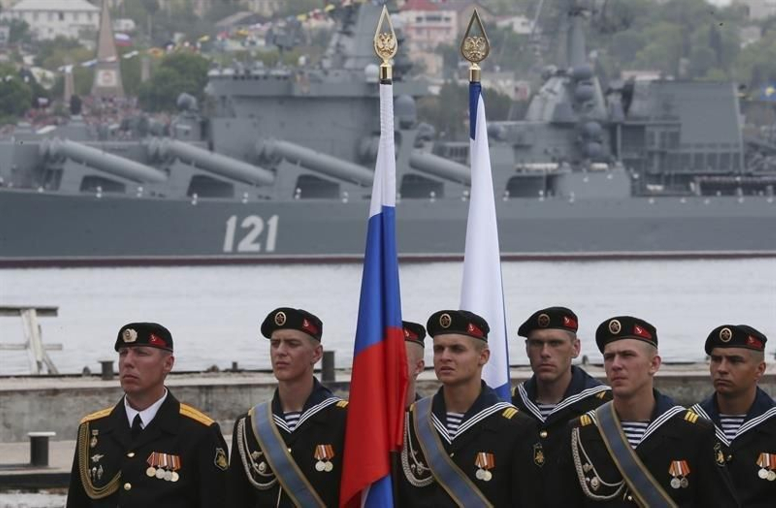 Celebración del 69 aniversario de la victoria sobre la Alemania nazi en la bahía del puerto crimeo de Sebastopol.