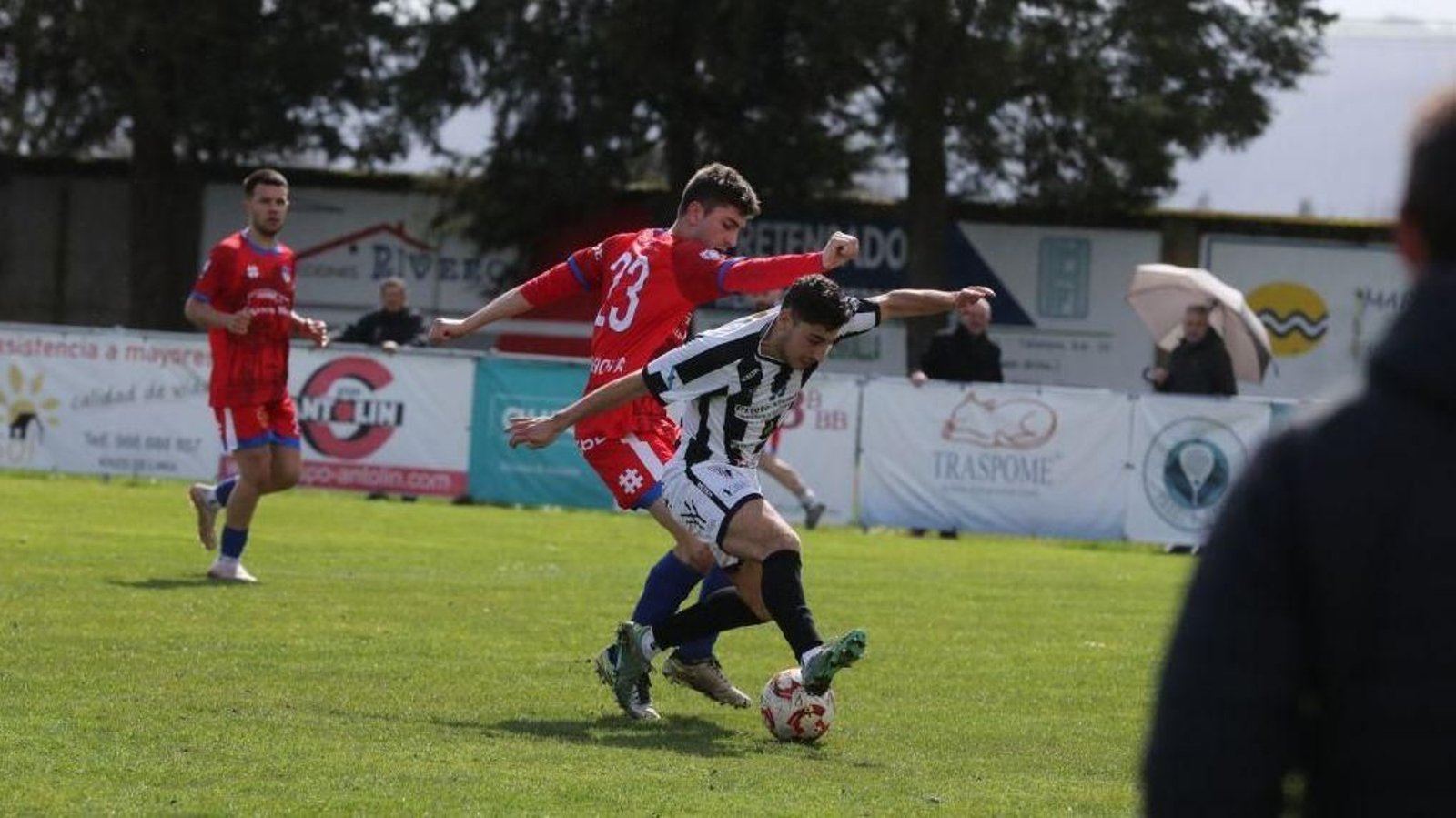 El antelano Xabier Lamas intenta controlar el balón presionado por Manu.
