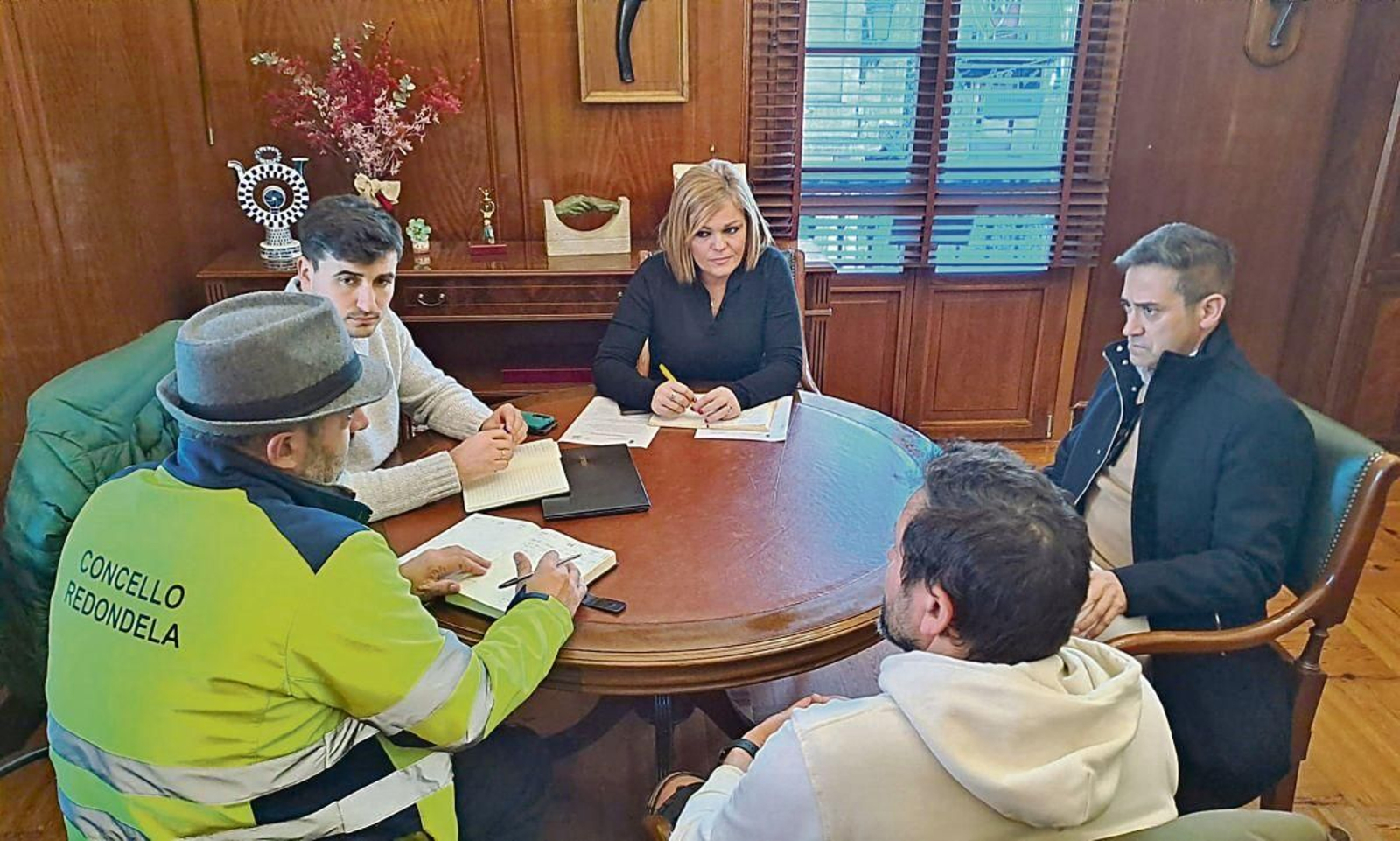 Imagen de la reunión entre Digna Rivas, la dirección y ANPA del colegio.