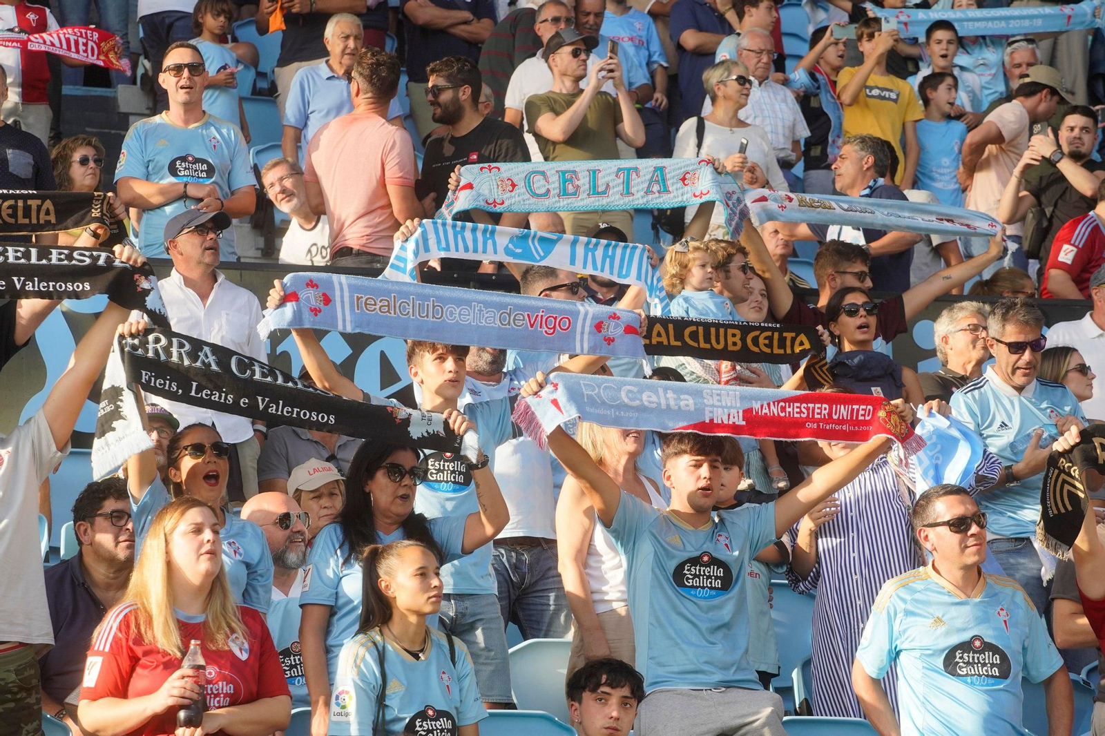 La afición del Celta anima al equipo.