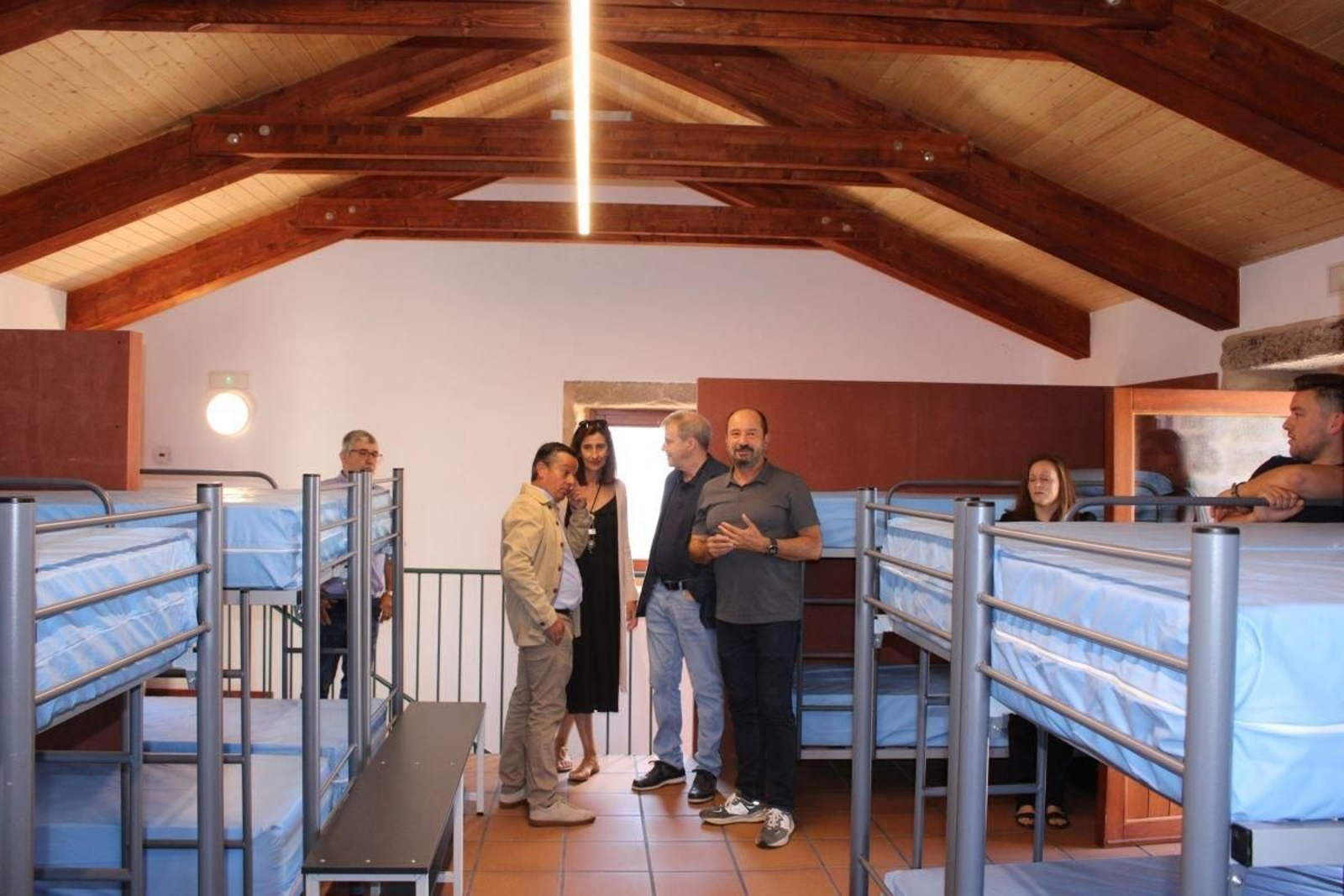 José Luis González, Manuel Pardo y Xosé Merelles, en el albergue de Piñor.