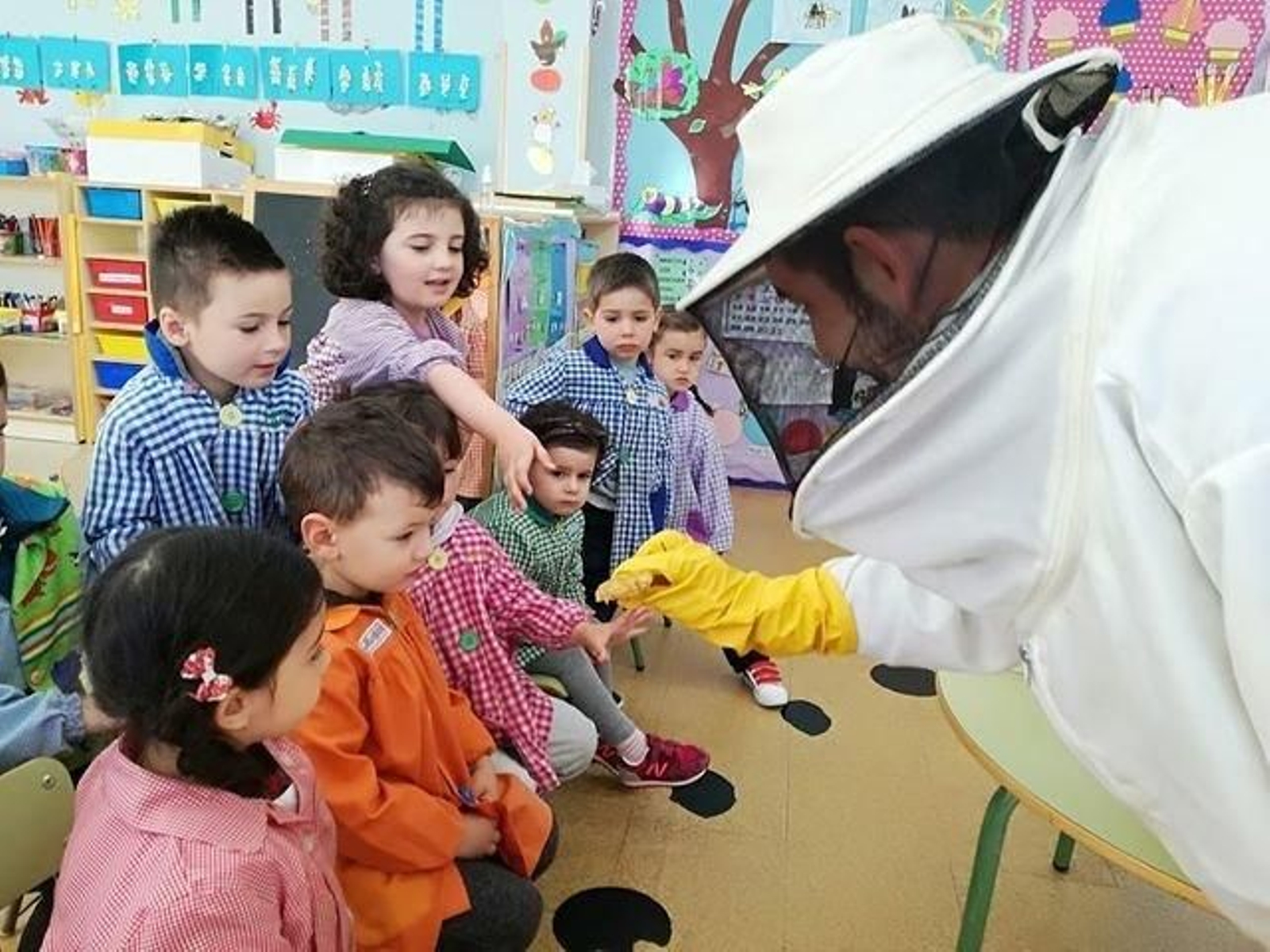 David amosoulle aos escolares todos os materiais que se empregan en apicultura.