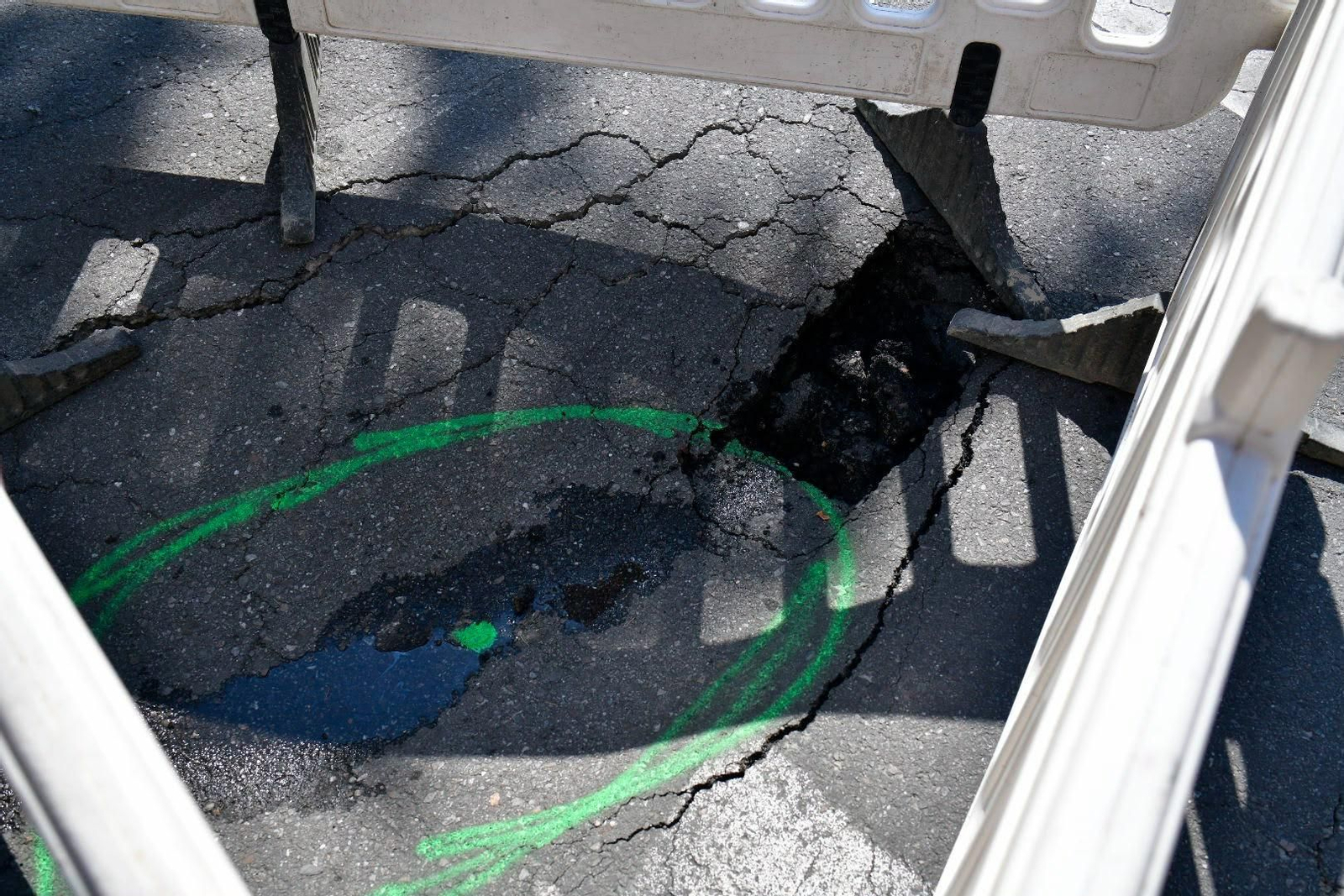 El socavón de la rúa Irmáns Xesta junto a las diversas grietas que rodean esta zona afectada.