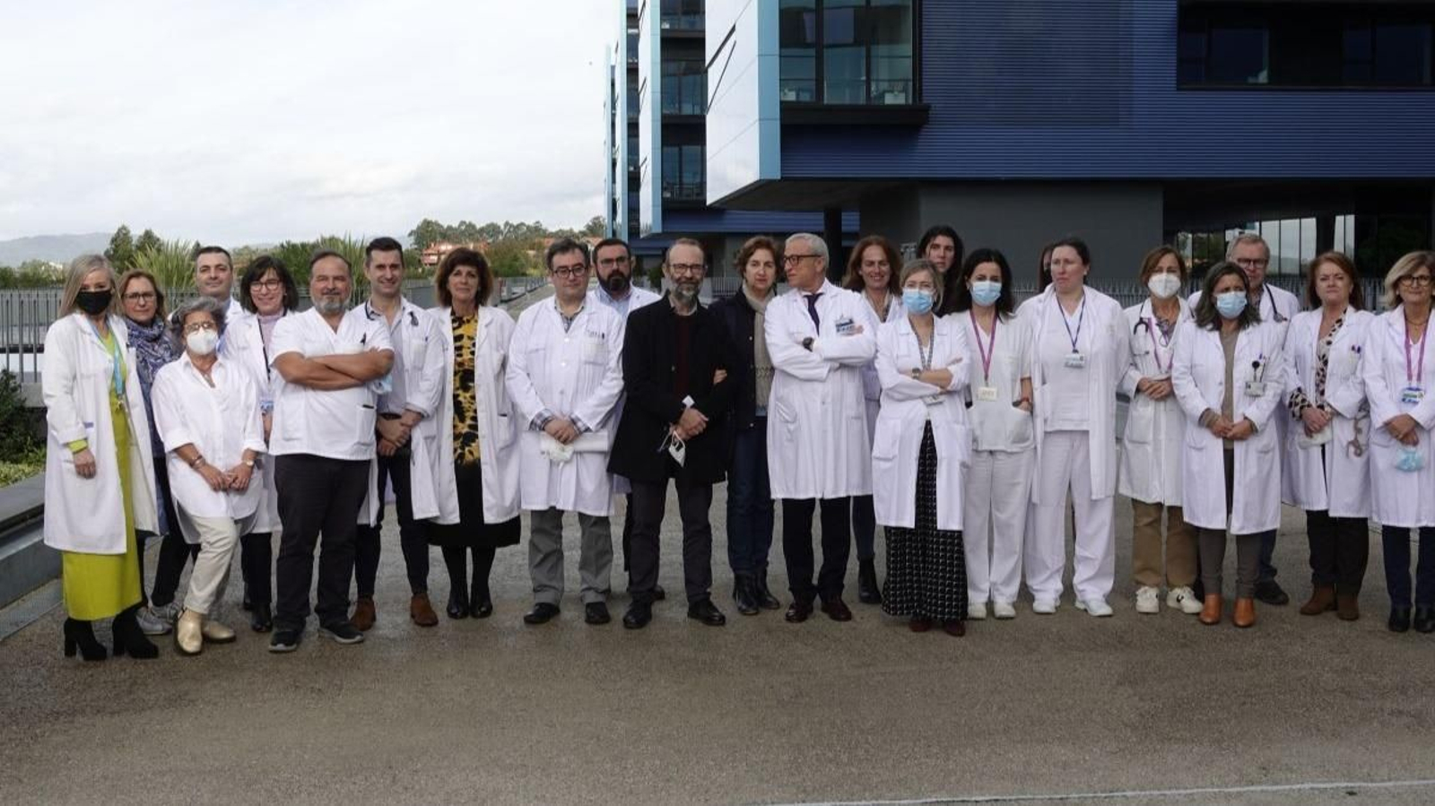 El gerente del área sanitaria, Javier Puente, con jefes de servicio de atención hospitalaria y primaria.