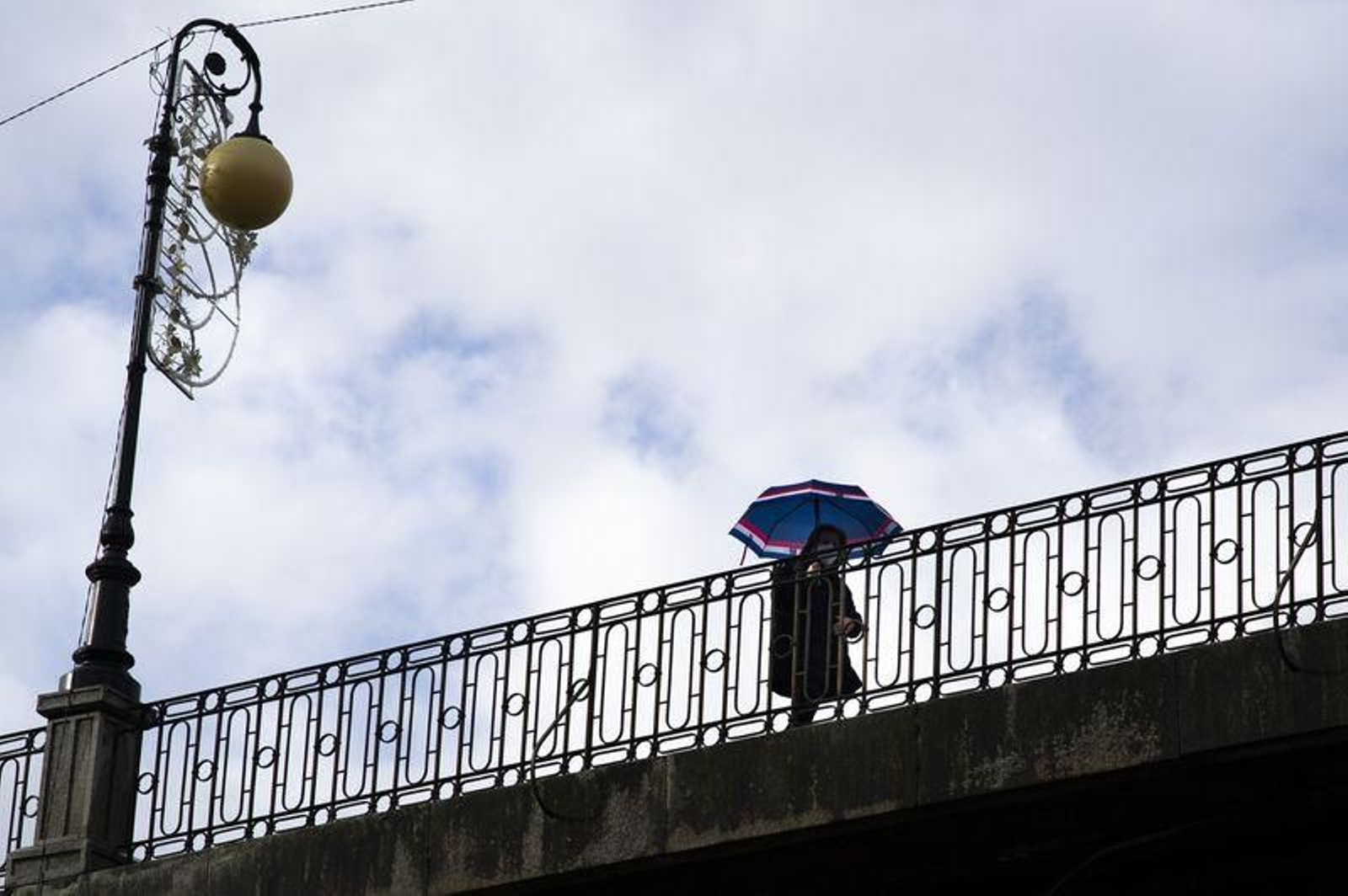 El paraguas, imprescindible esta semana en Ourense (MARTIÑO PINAL).