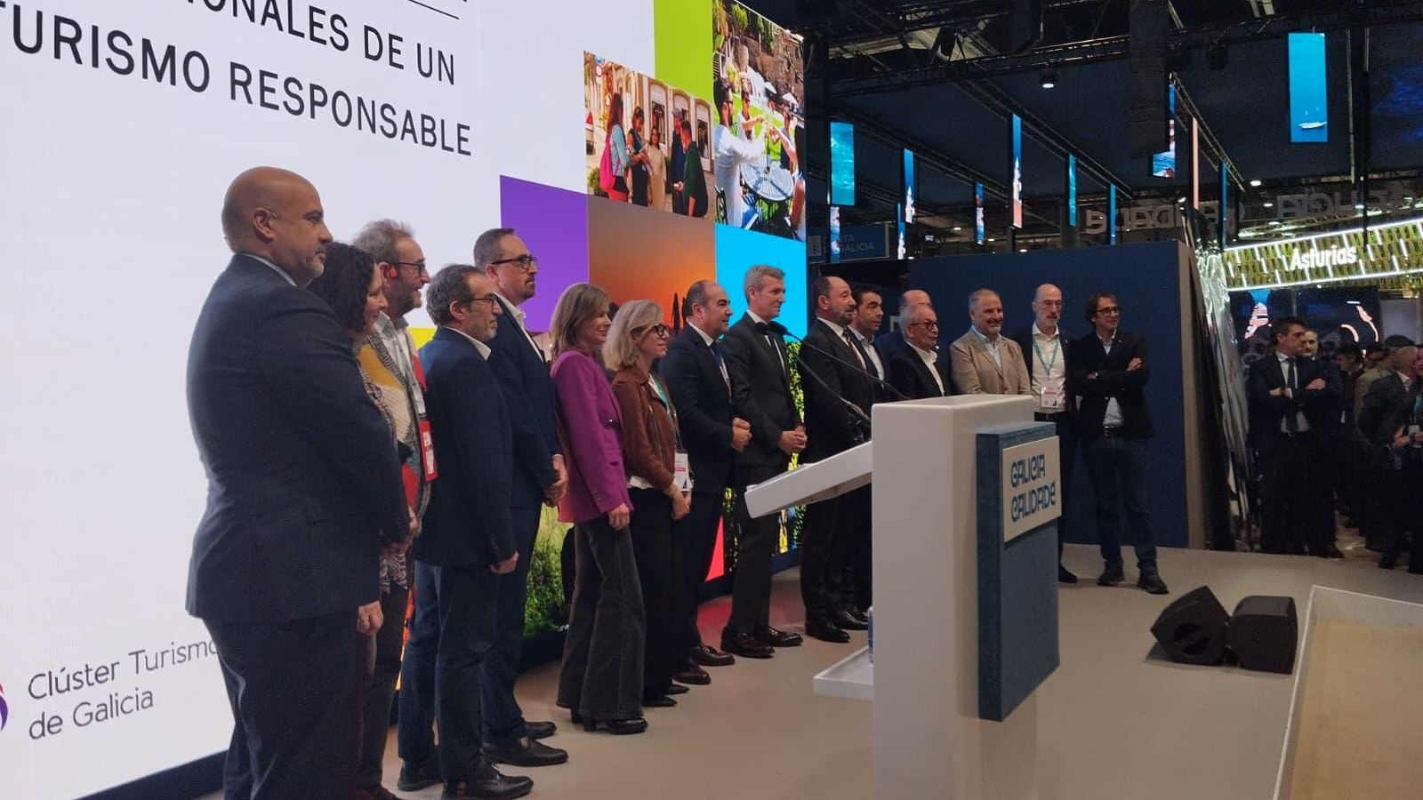 Diferentes personalidades institucionales en la presentación de "Ourense provincia termal, refugio familiar"