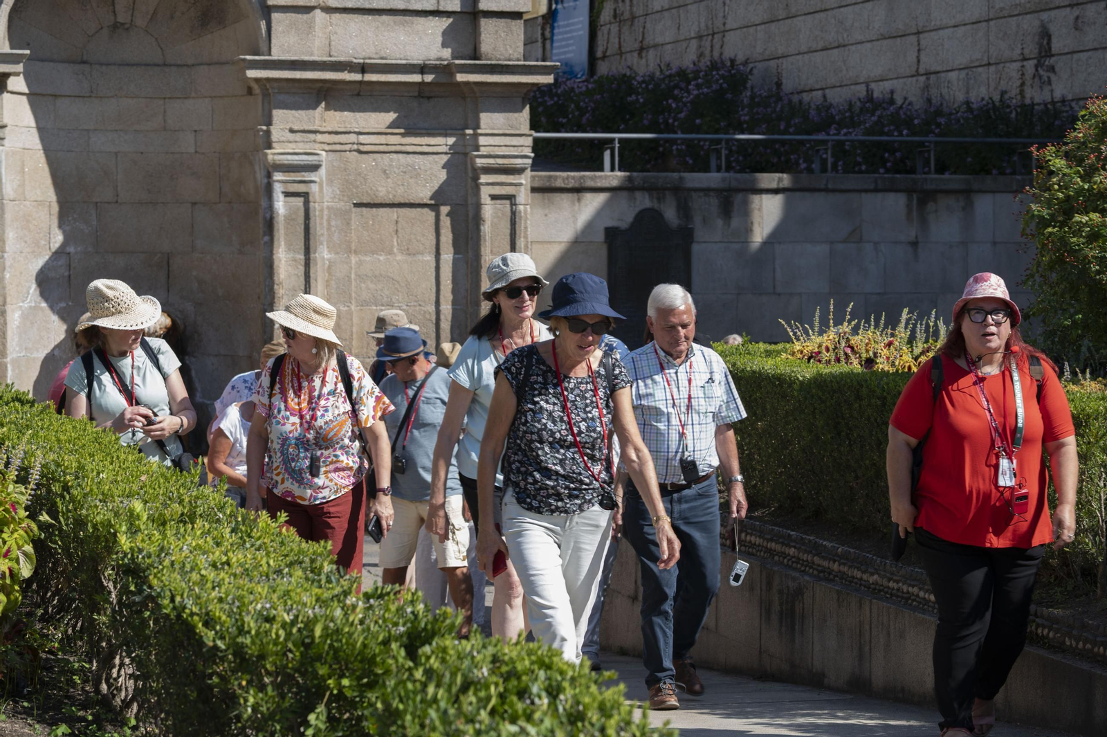 Turistas pasean por Ourense bajo el intenso calor.