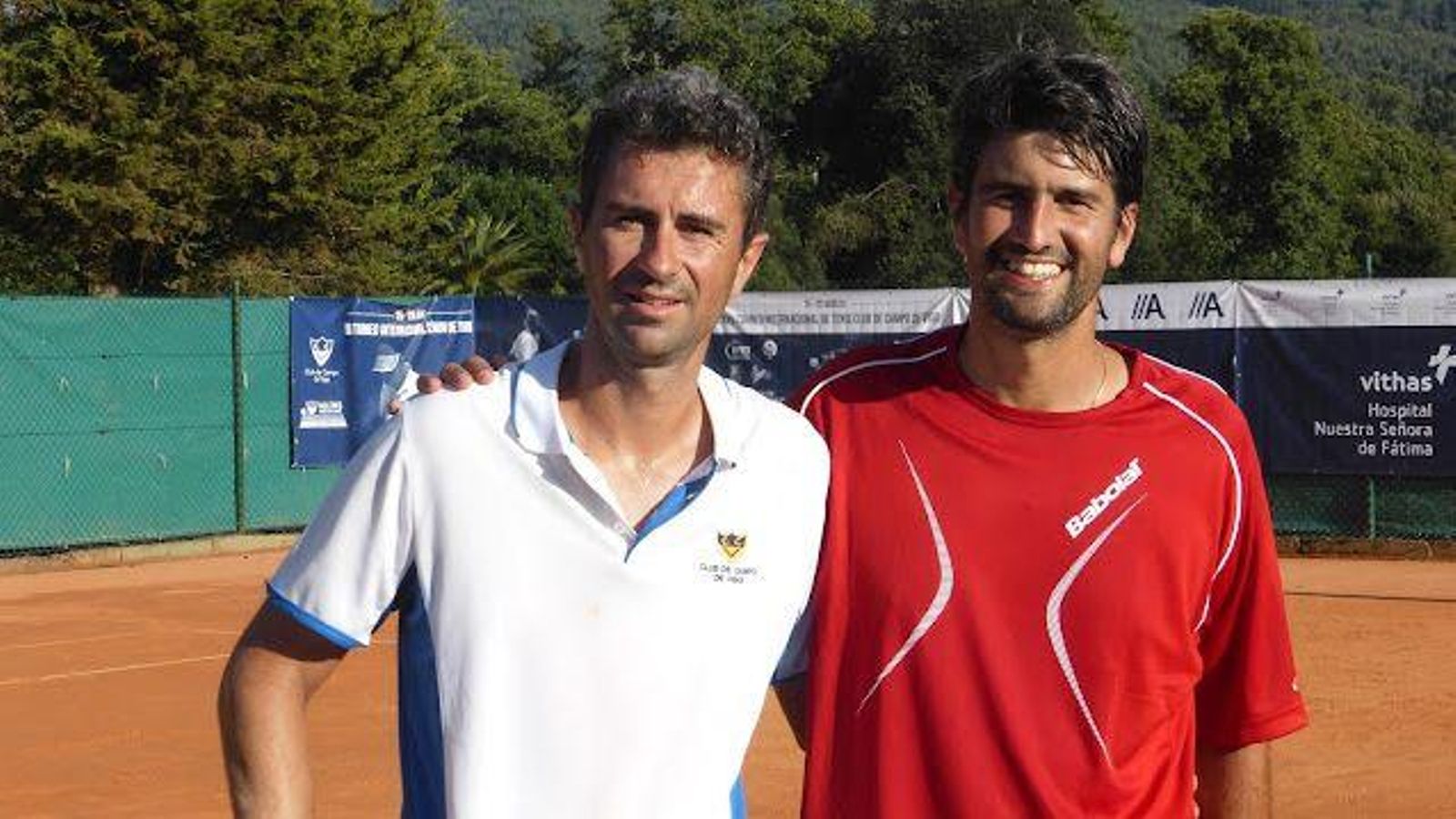 Róber Rodríguez y Miguel Casal posan juntos en la final de un Gallego.