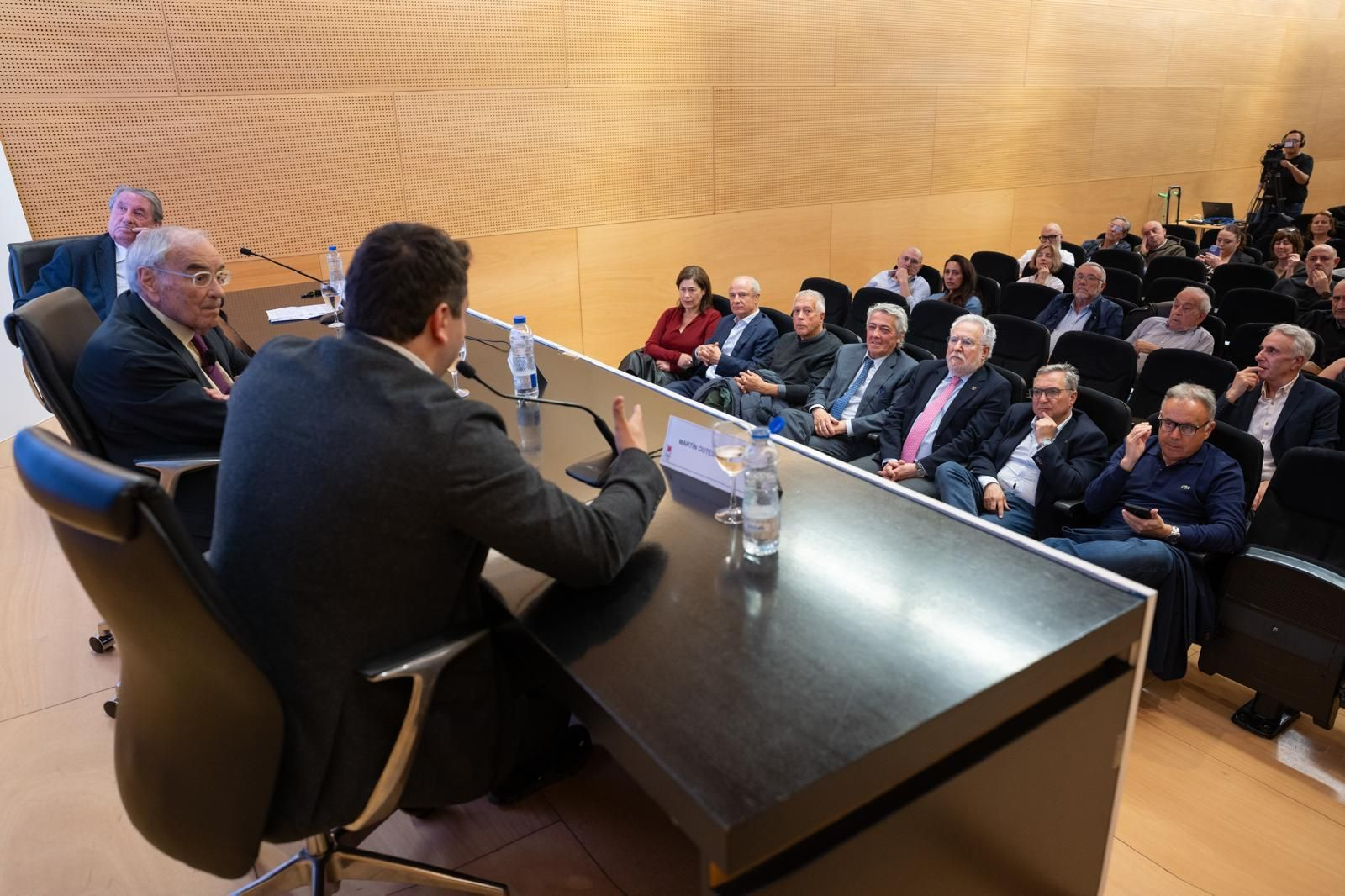 Martín Outeriño, interviene durante el Foro La Región que contó con el exministro Rodolfo Martín Villa como ponente principal.