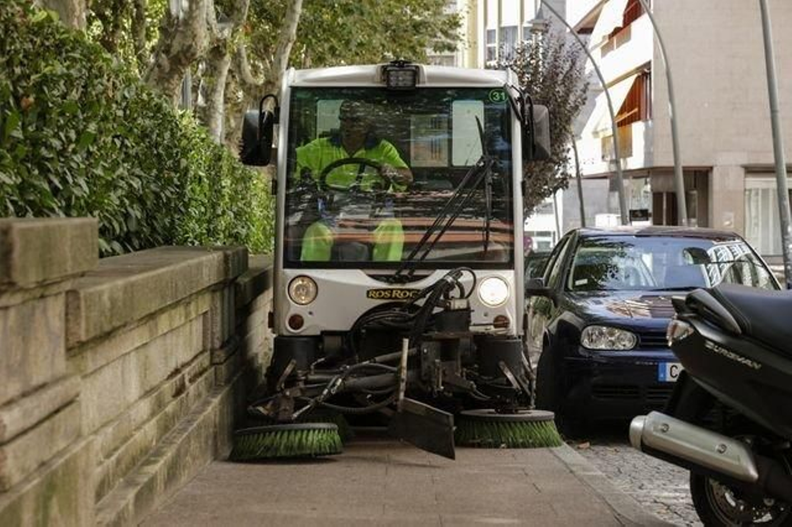 El camión con la barredora, en la que se inició el fuego.