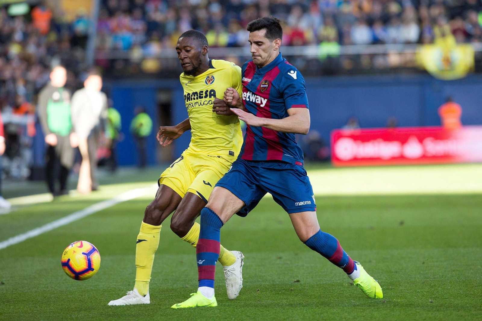 Chema trata de alcanzar el balón ante un jugador del Villarreal.
