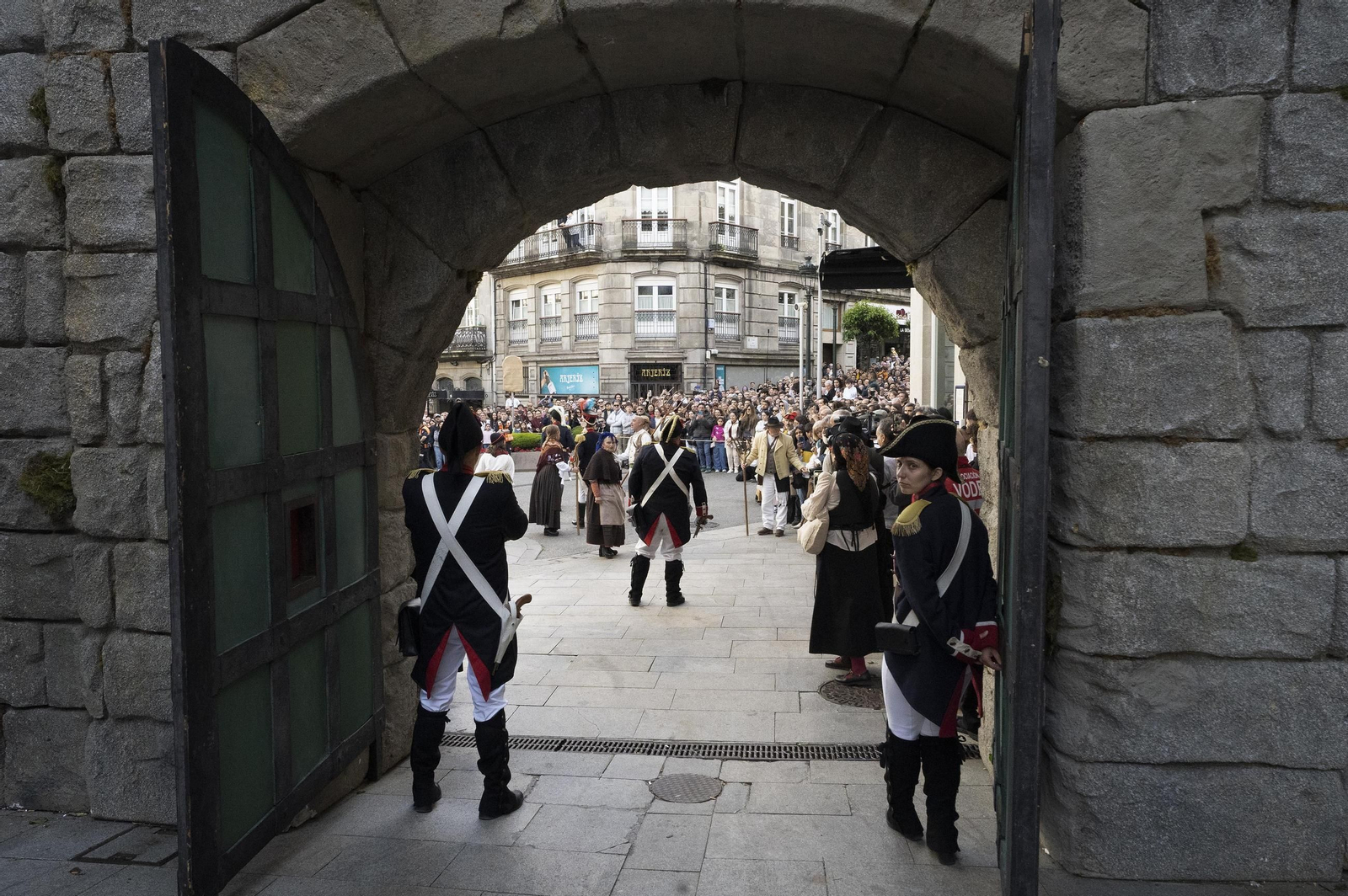 La recreación de la Reconquista de Vigo, ante la puerta de Gamboa.