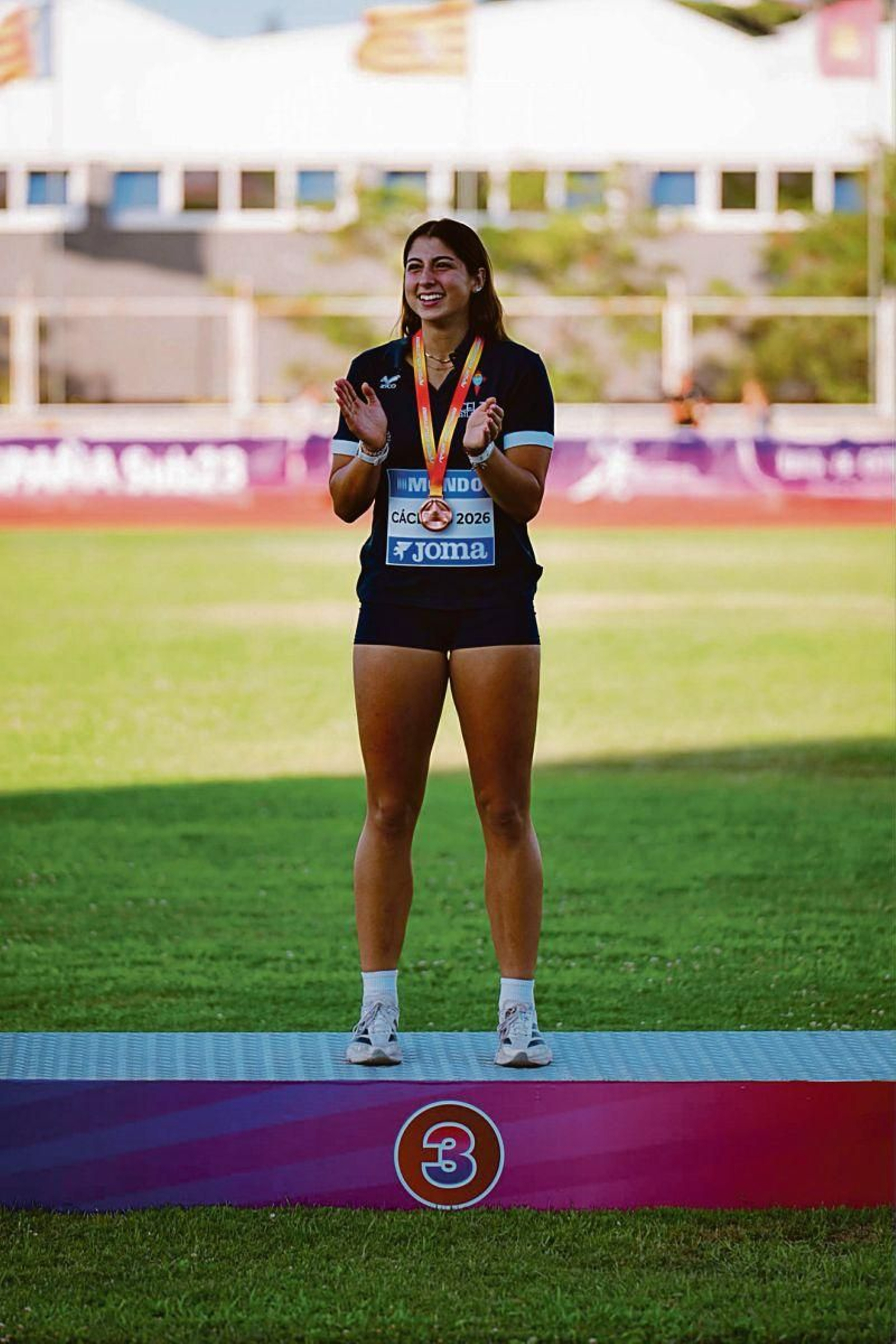 Carlota Salgado con la medalla de bronce.