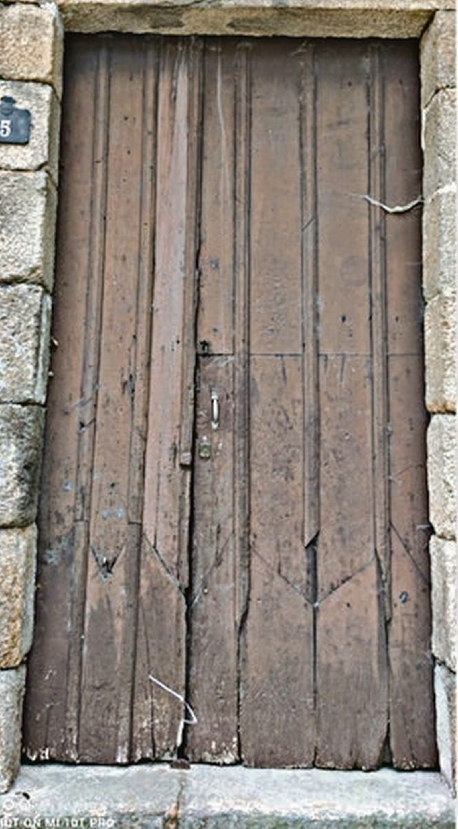 Una de las puertas más rusticas que se conserva en la ciudad. Está en la Plazuela de la Trinidad.