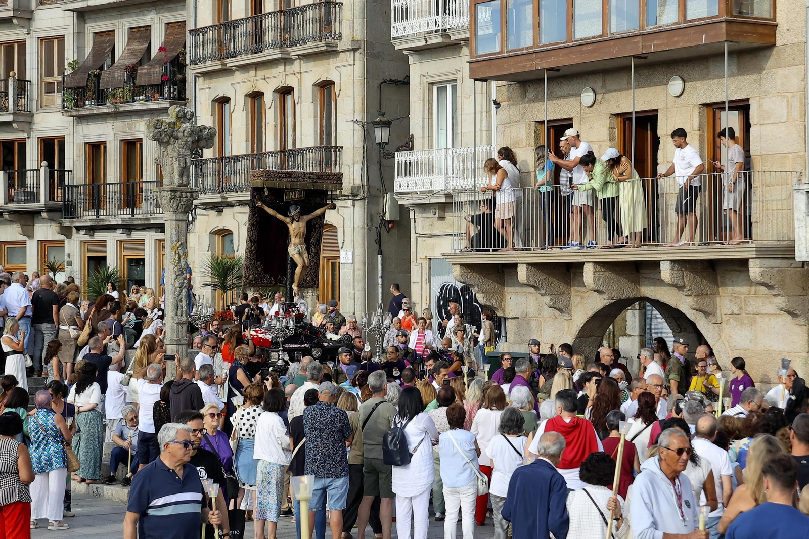 Galería | Misa por el Cristo da Victoria en Vigo y la concurrida procesión