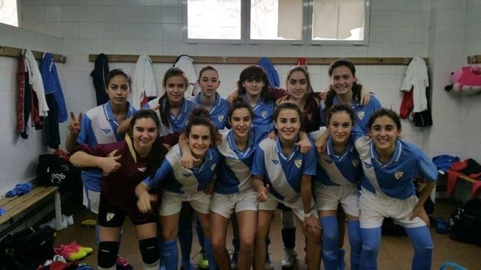 El combinado autonómico femenino sub 17 celebra el título en el vestuario.