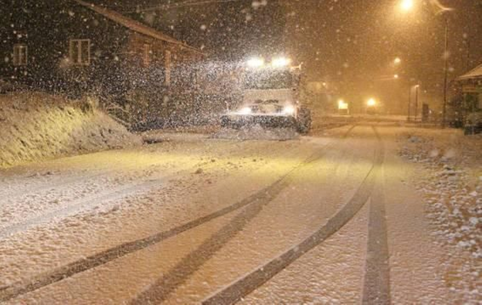 Una máquina quitanieves en A Cañiza, No daba abasto.
