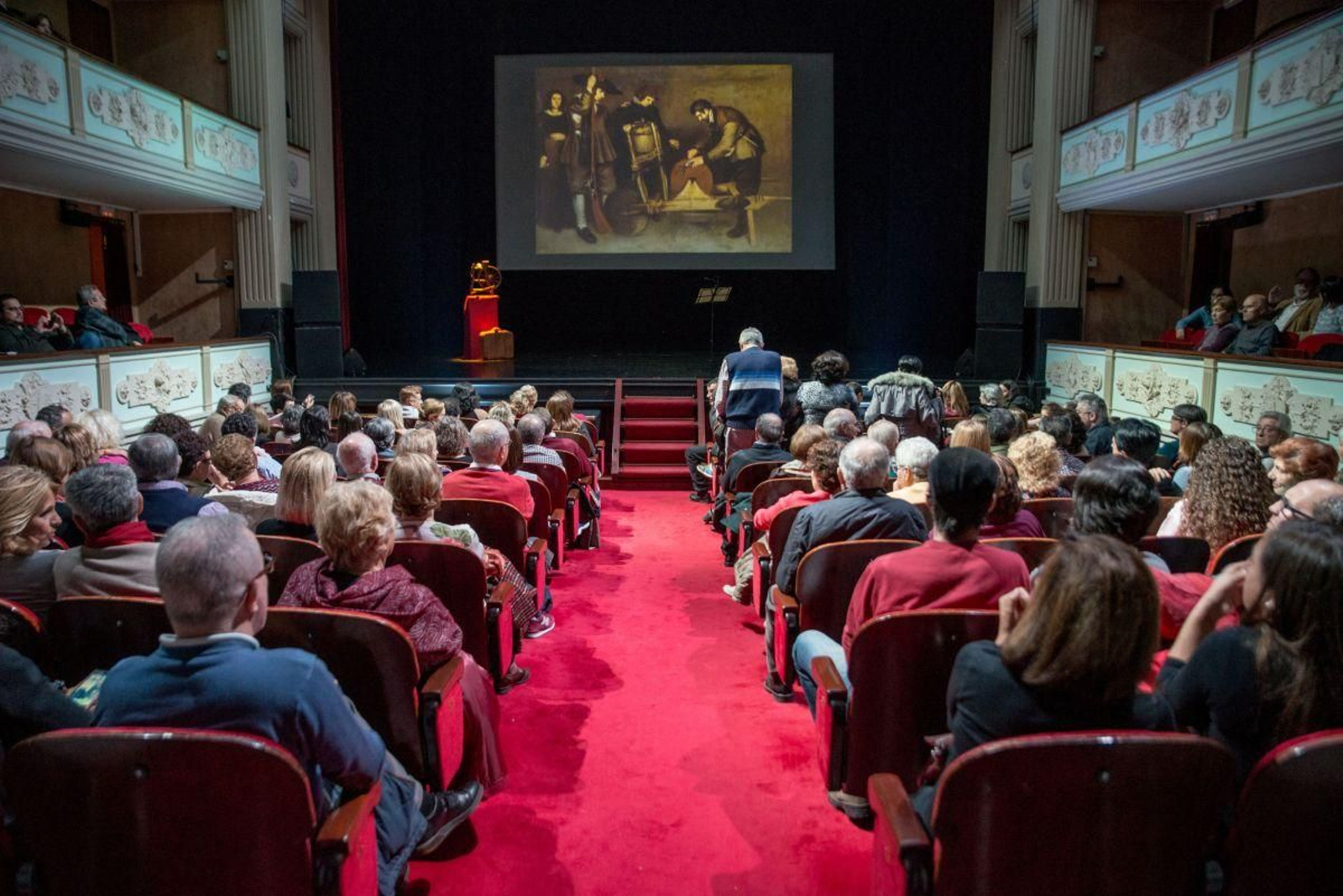 El público asiste a una representación en el Teatro Principal.