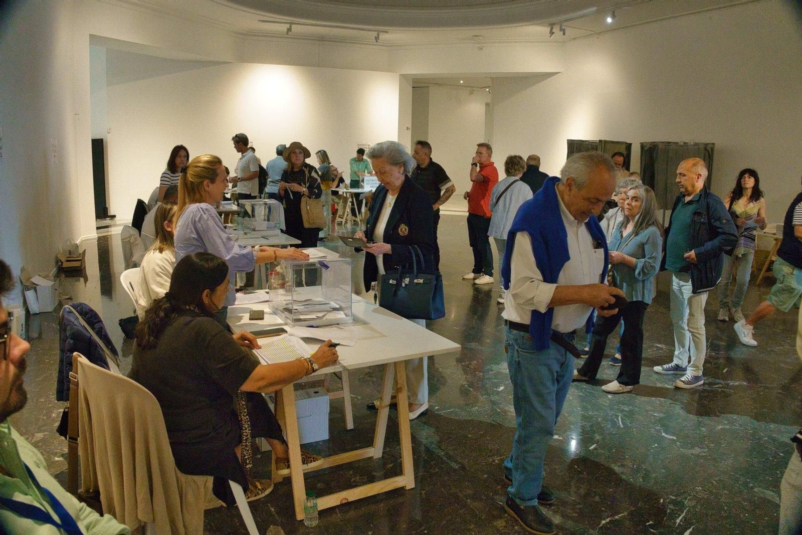 Gran ambiente mañanero para votar en la Casa das Artes.